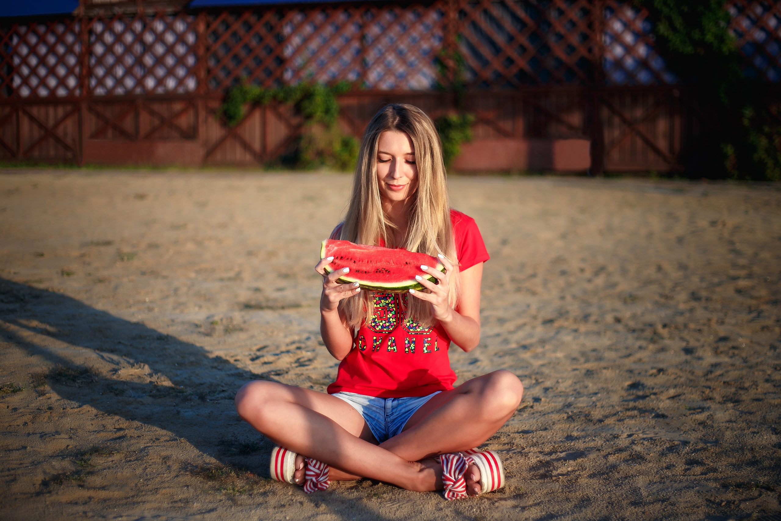 painted nails, watermelons, sitting, jean shorts, women, food, on the floor, portrait, depth of field, model, smiling, blonde, T-shirt, 2K, legs crossed, HD Wallpaper