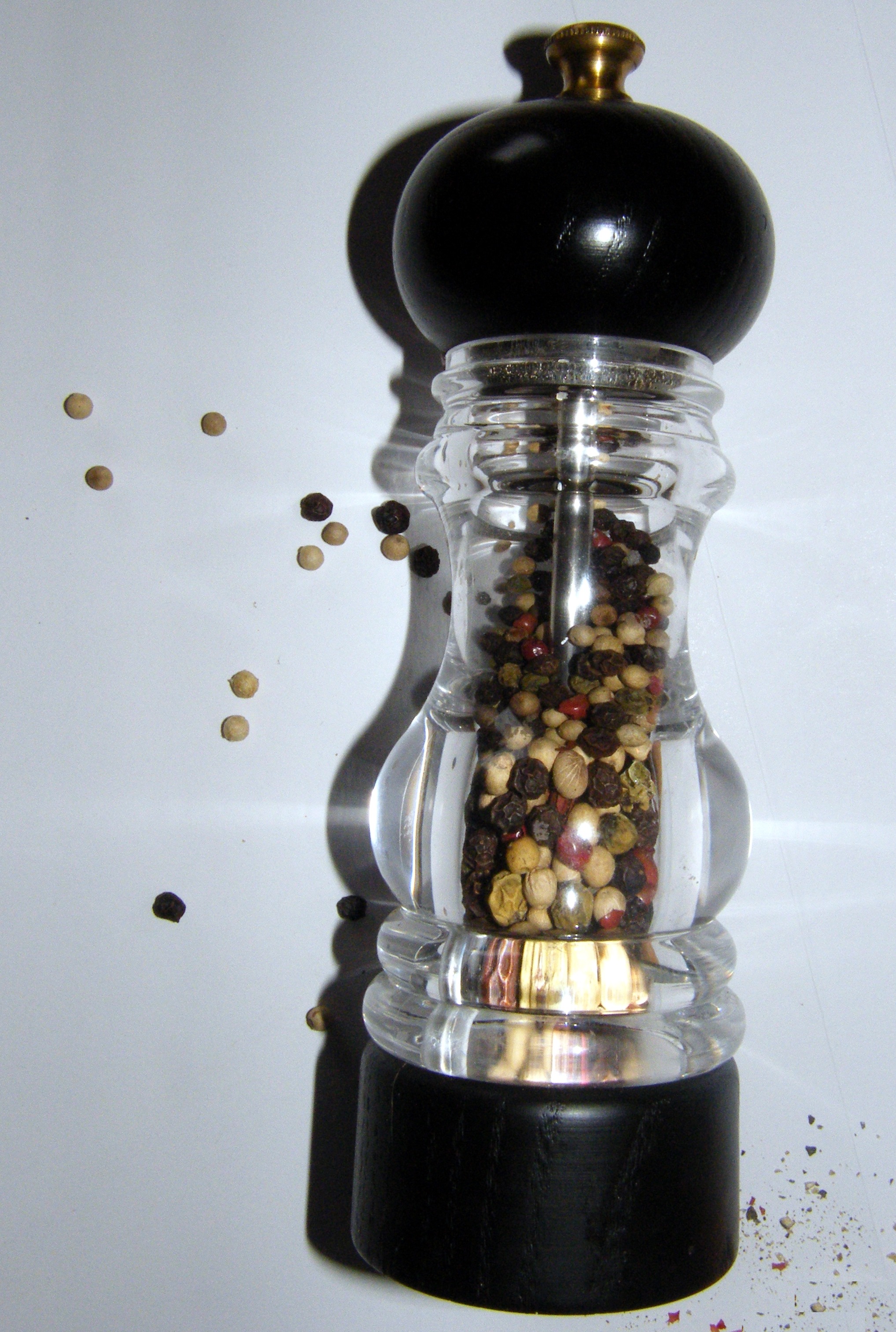pepper mill, food and drink, water, transparent, glass - material, pattern, close-up, 2K, high angle view, spice, studio shot, abundance, lighting equipment, Phone HD Wallpaper