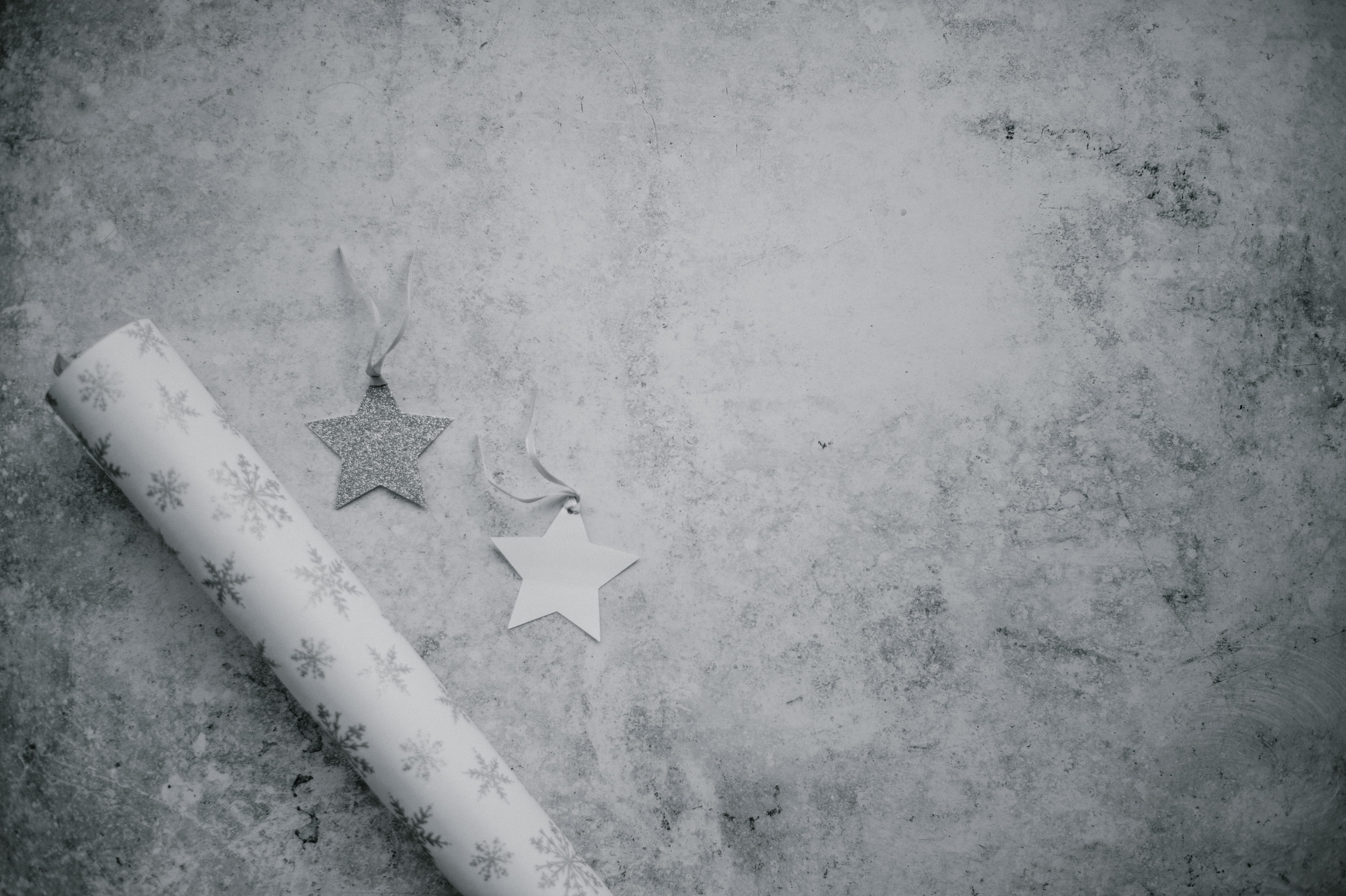 cold temperature, concrete, art and craft, 4K, hanging, paper, label, weathered, gray, cutouts, snow, tag, white color, built structure, winter, frost, HD Wallpaper