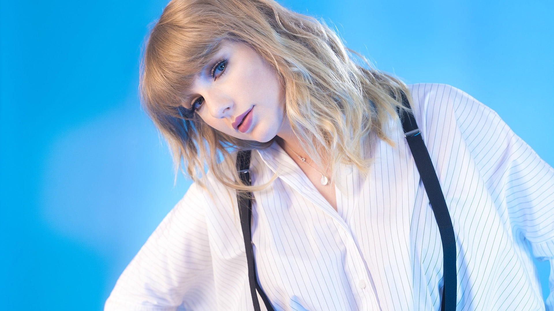 hairstyle, portrait, human face, blue eyes, shirt, one person, singer, beautiful people, young adult, taylor swift, blue background, hair, 1080P, young women, HD Wallpaper