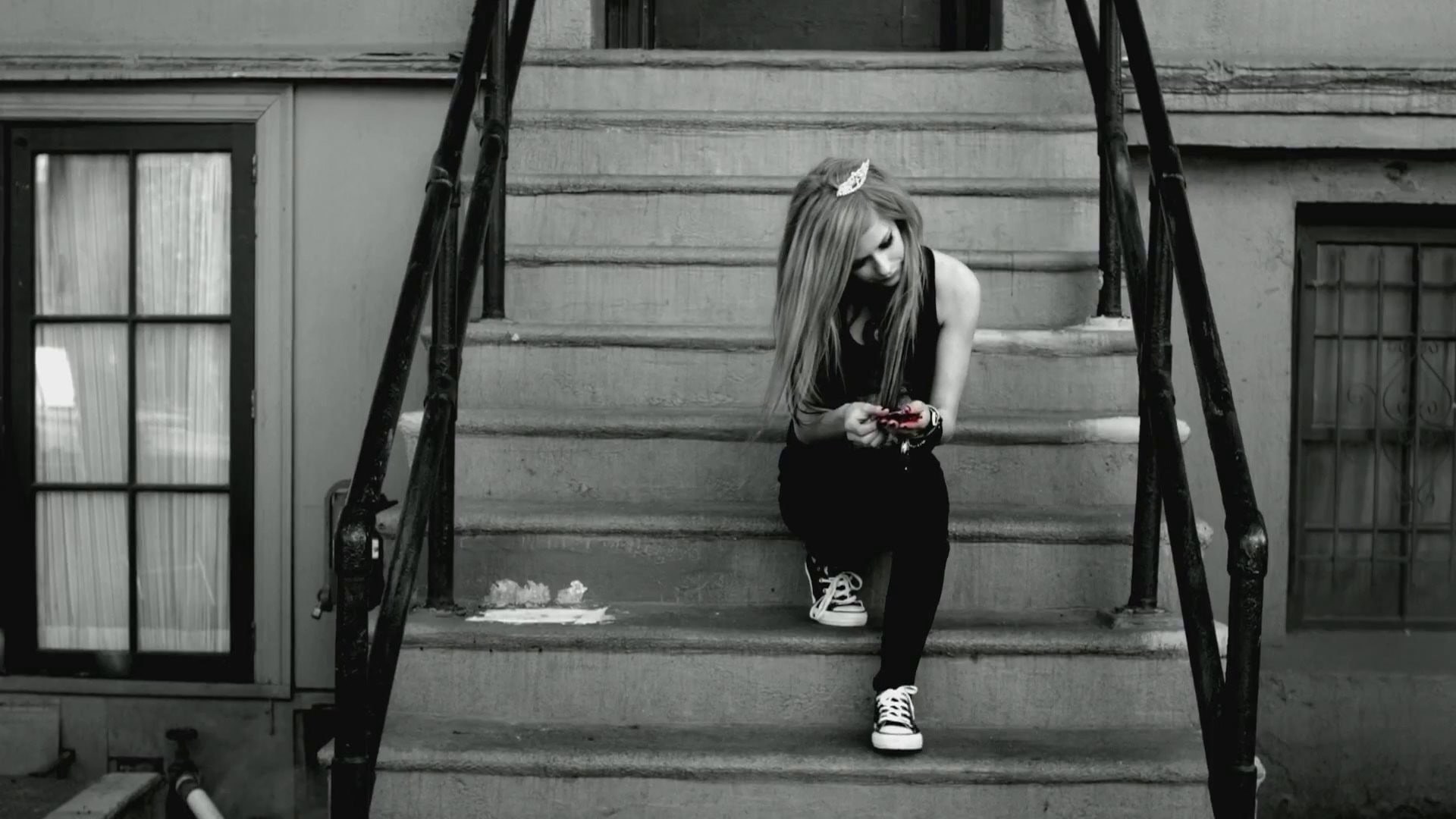 Avril Lavigne, monochrome, celebrity, 1080P, selective coloring, sitting, urban, stairs, women, singer, HD Wallpaper