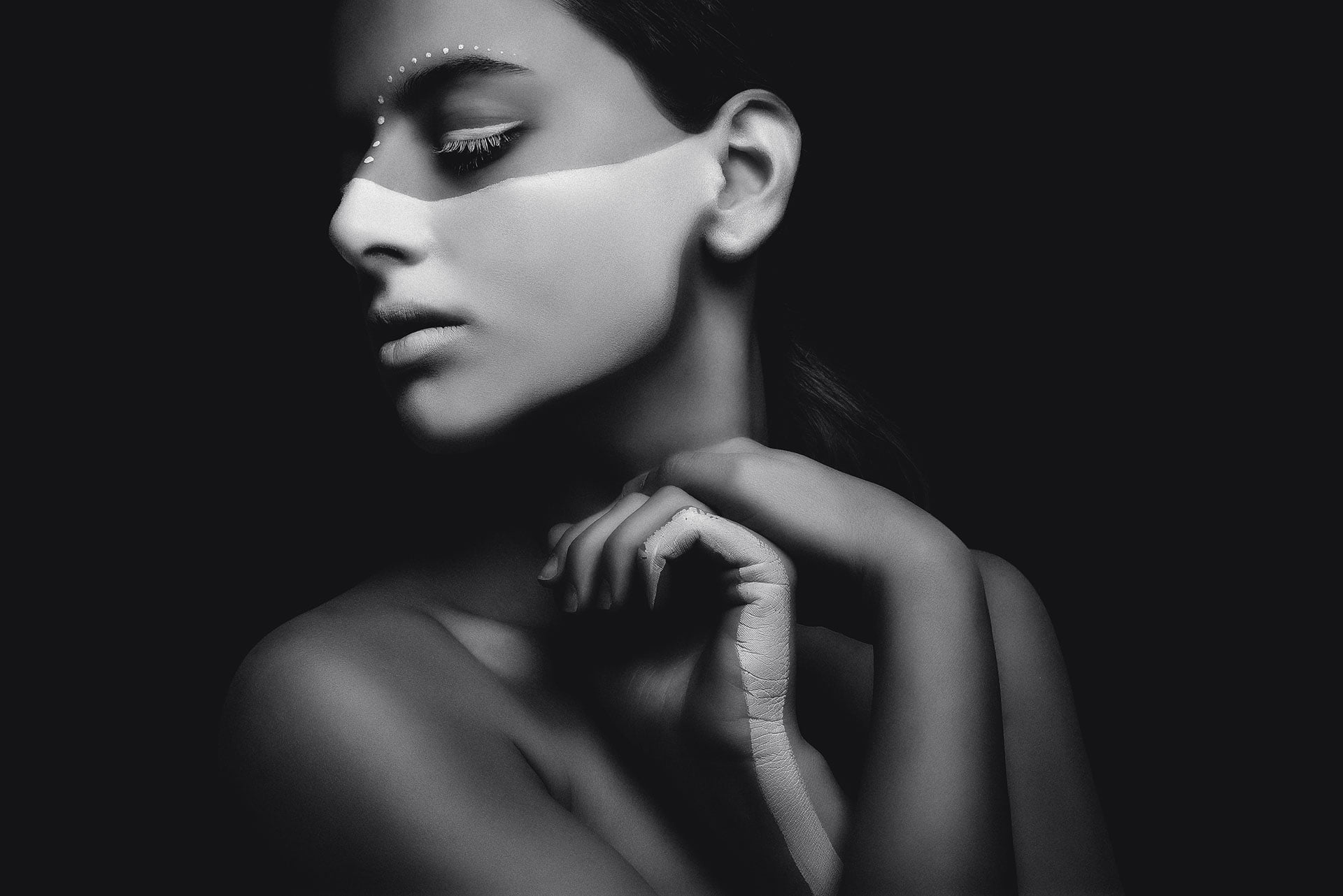 face paint, skinny, model, black background, dark hair, dark background, monochrome, young woman, minimalism, women, 1080P, simple background, eyeshadow, HD Wallpaper
