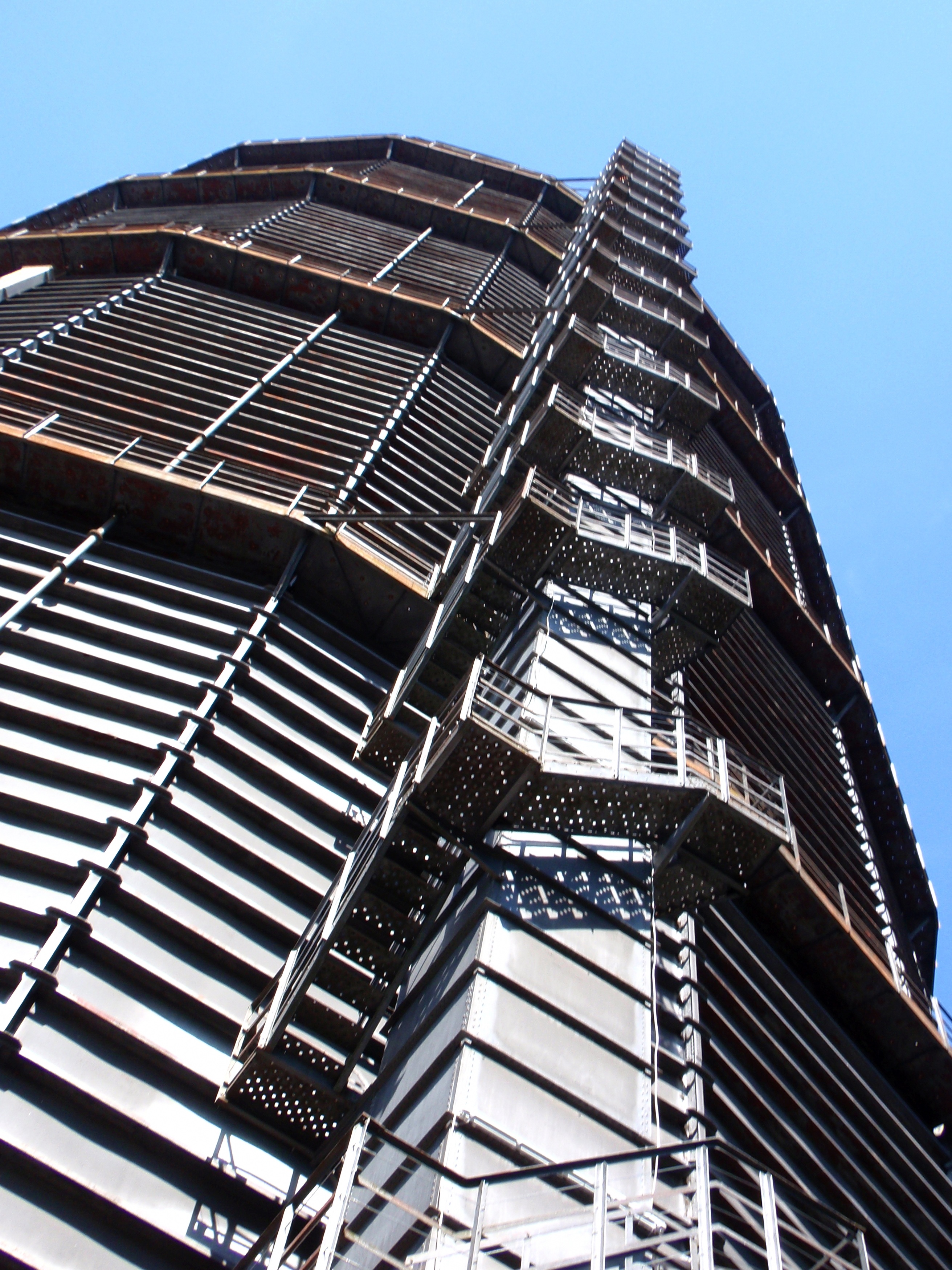 metal, jacobs ladder, emergence, pattern, office building exterior, building exterior, city, 2K, gasometer, nature, sunlight, stairway to heaven, staircase, Phone HD Wallpaper
