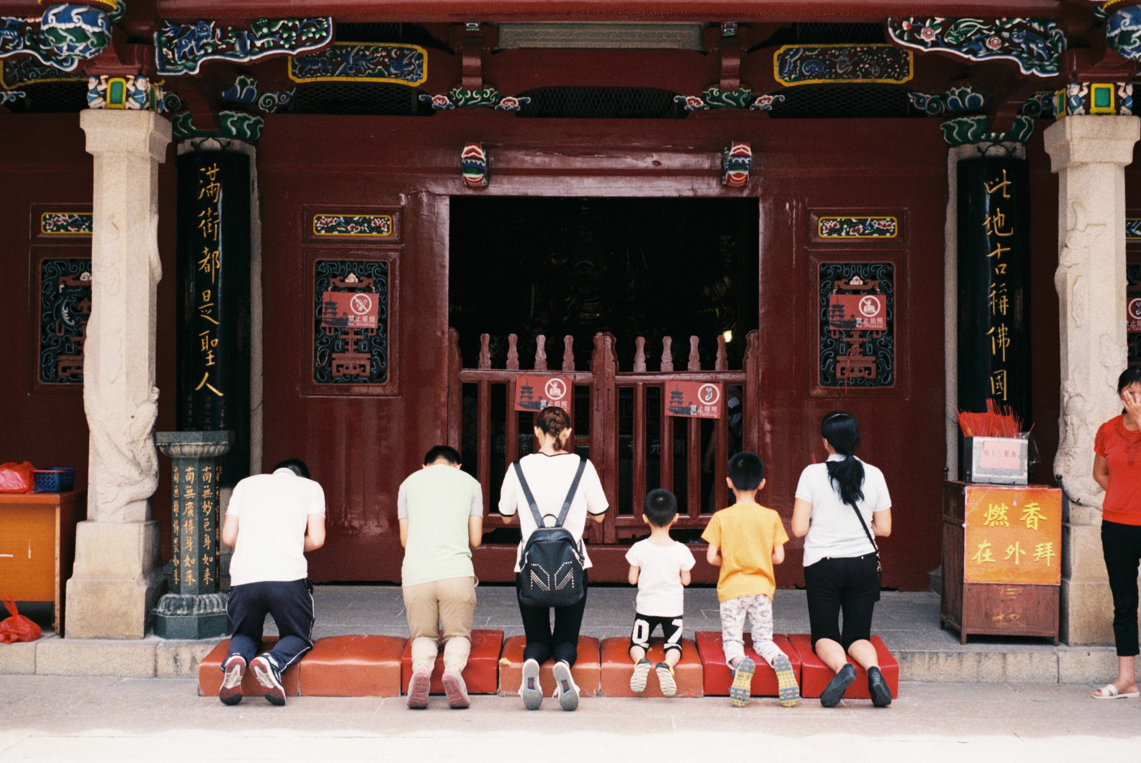 real people, architectural column, day, front, place of worship, architecture, entrance, china, full length, spirituality, casual clothing, group of people, HD Wallpaper