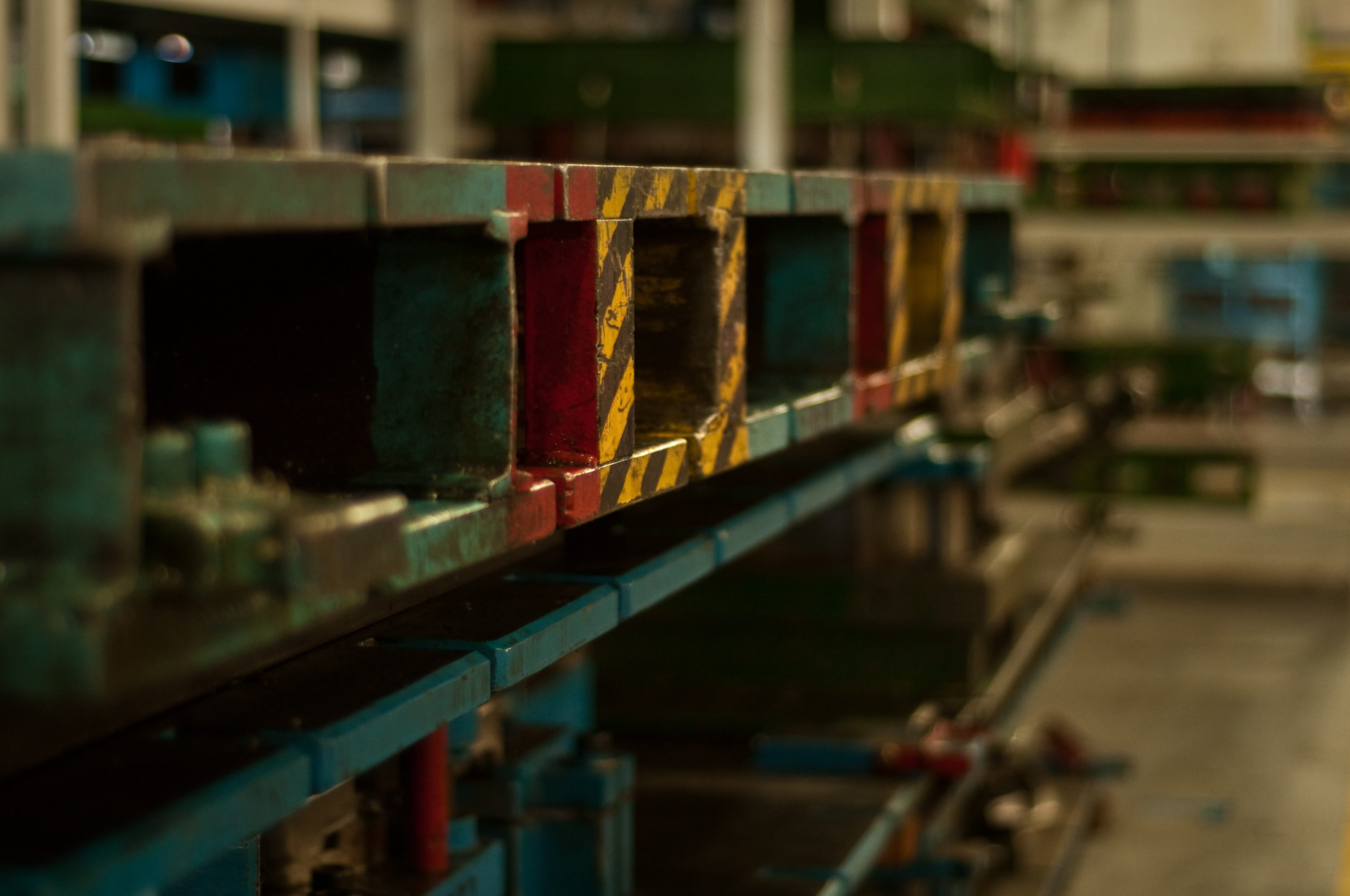 reflection, shelf, engineer, job, wood - material, business, robots, building, variation, 4K, selective focus, pallets, domestic room, entrepreneur, hardware, HD Wallpaper