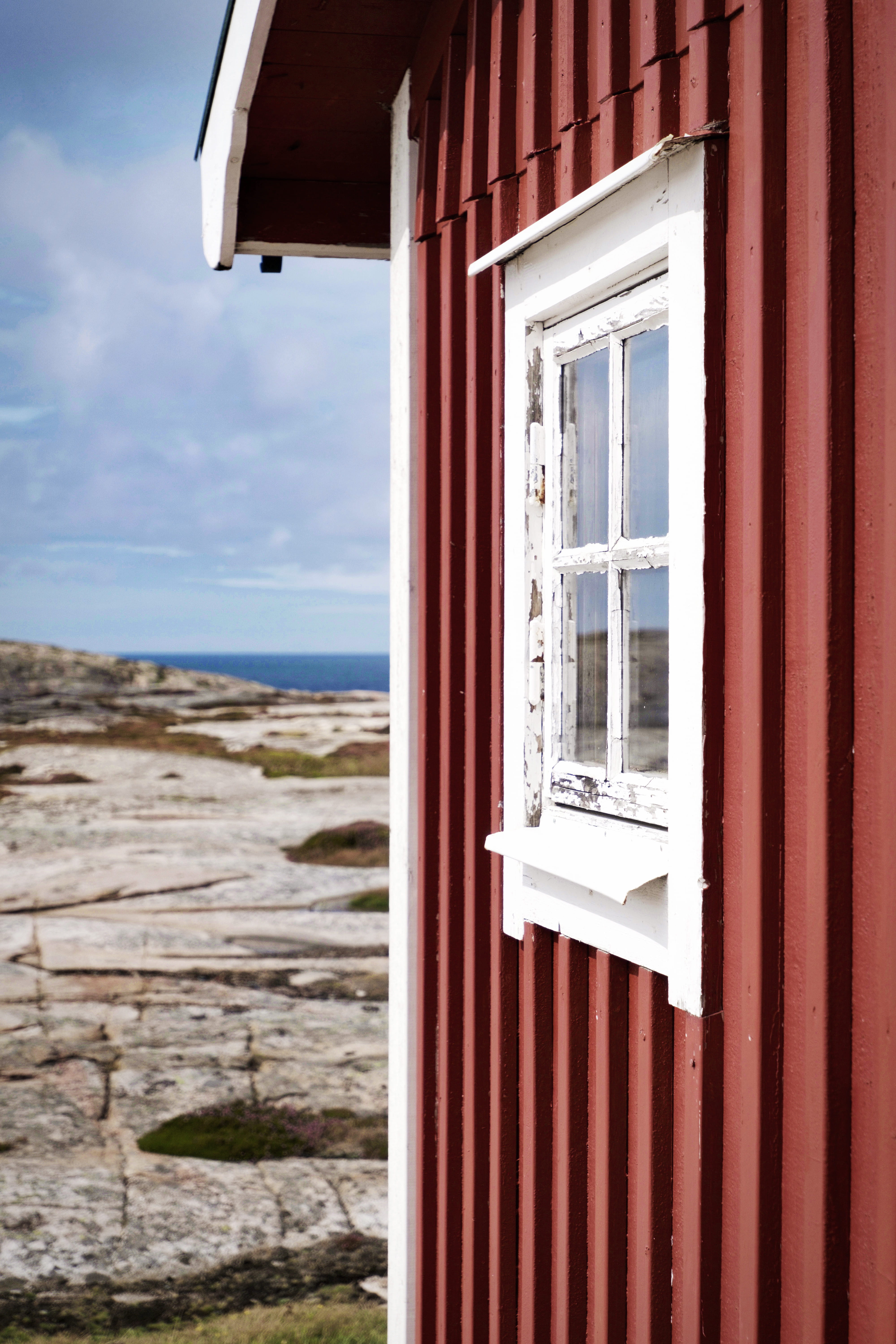building, beach, no people, house front, window, outdoors, built structure, smögen, horizon over water, red, horizon, building exterior, vintage, skerry, Phone HD Wallpaper
