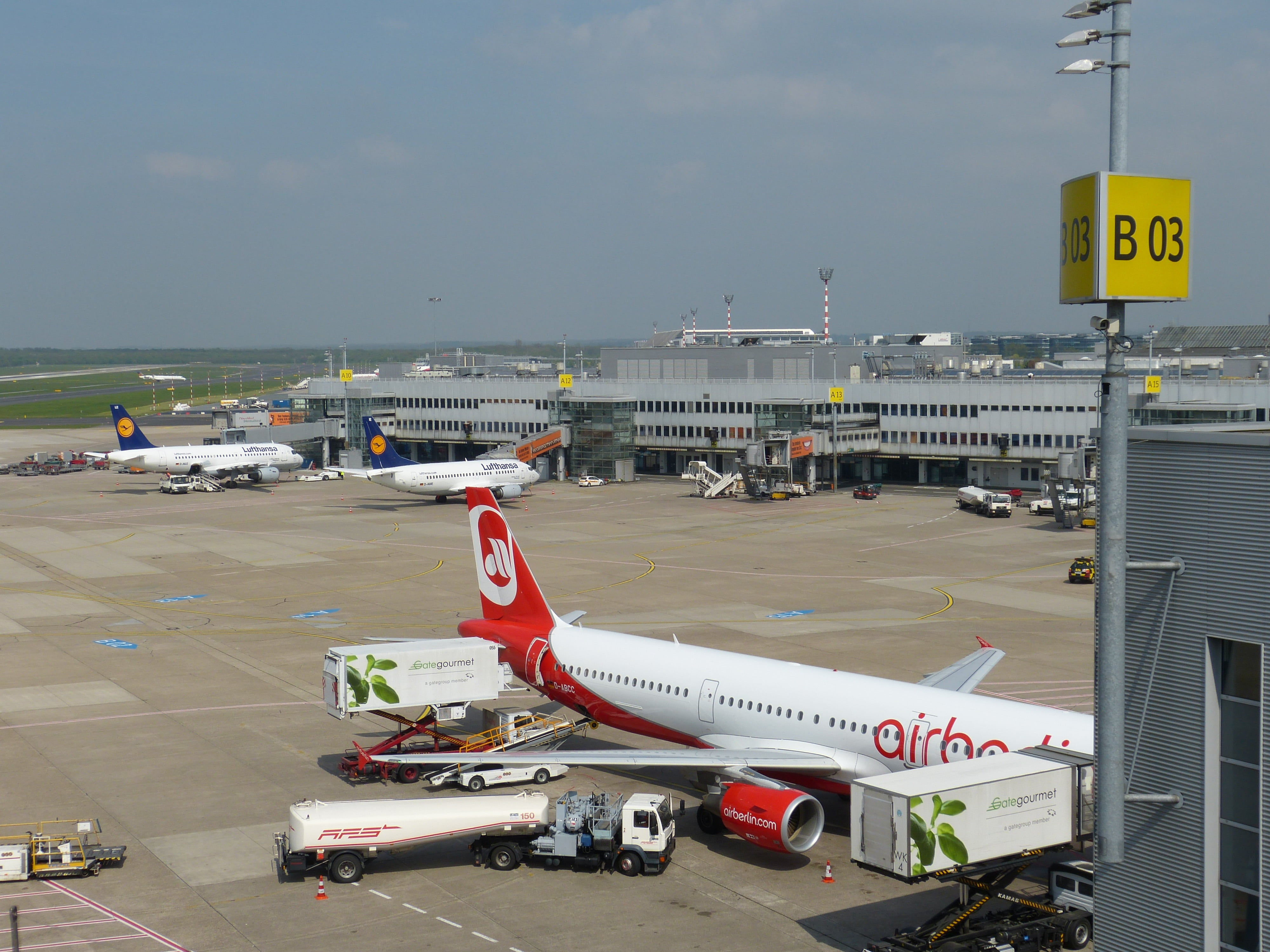 tarmac, travel, fly, 4K, road, boarding gate, text, stationary, nature, incidental people, outdoors, sign, aviation, mode of transportation, passenger boarding bridge, HD Wallpaper