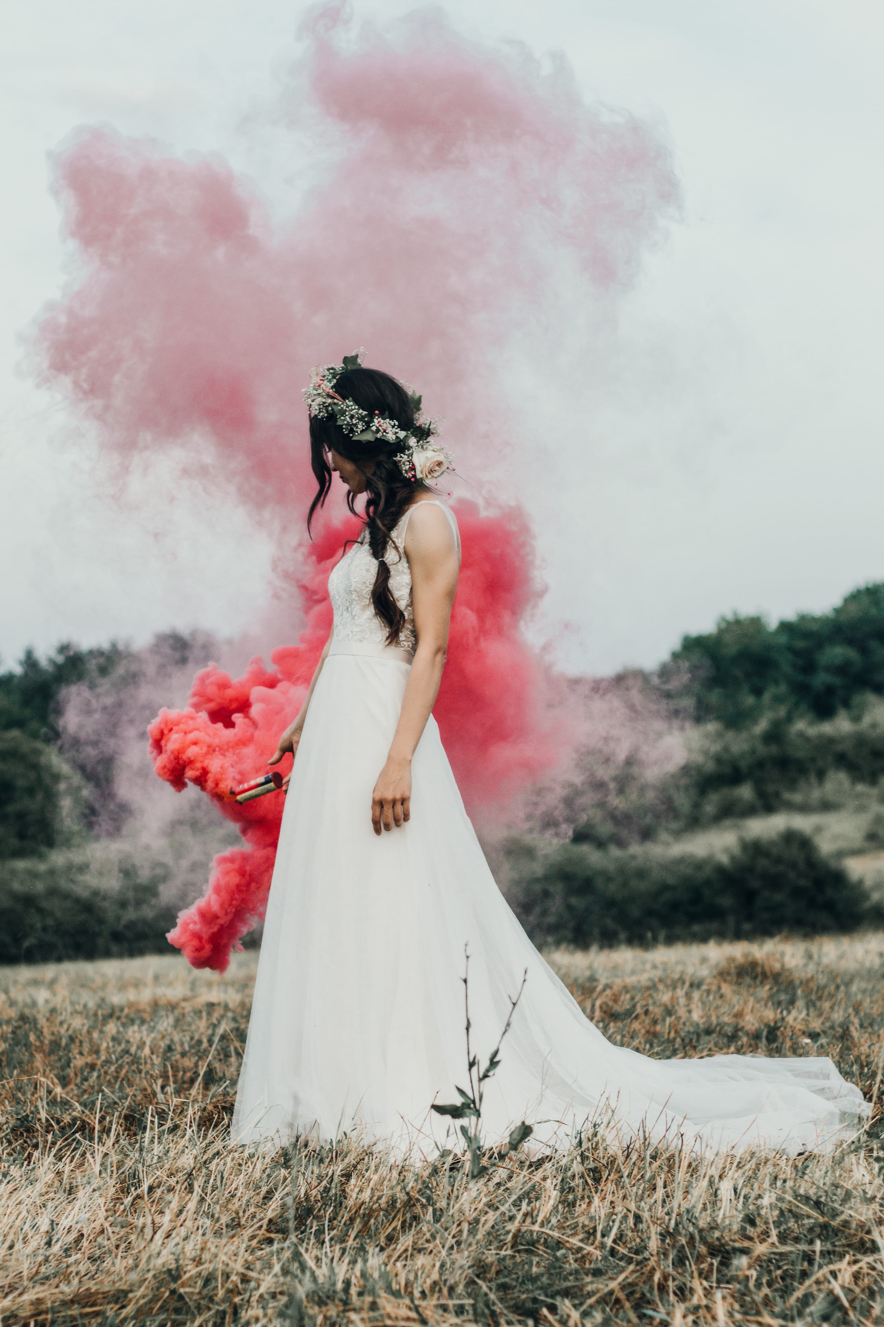 celebration, beautiful woman, 4K, full length, clothing, female, woman, smoke, still, women, young adult, fashion, real people, event, land, adult, leisure activity, Phone HD Wallpaper