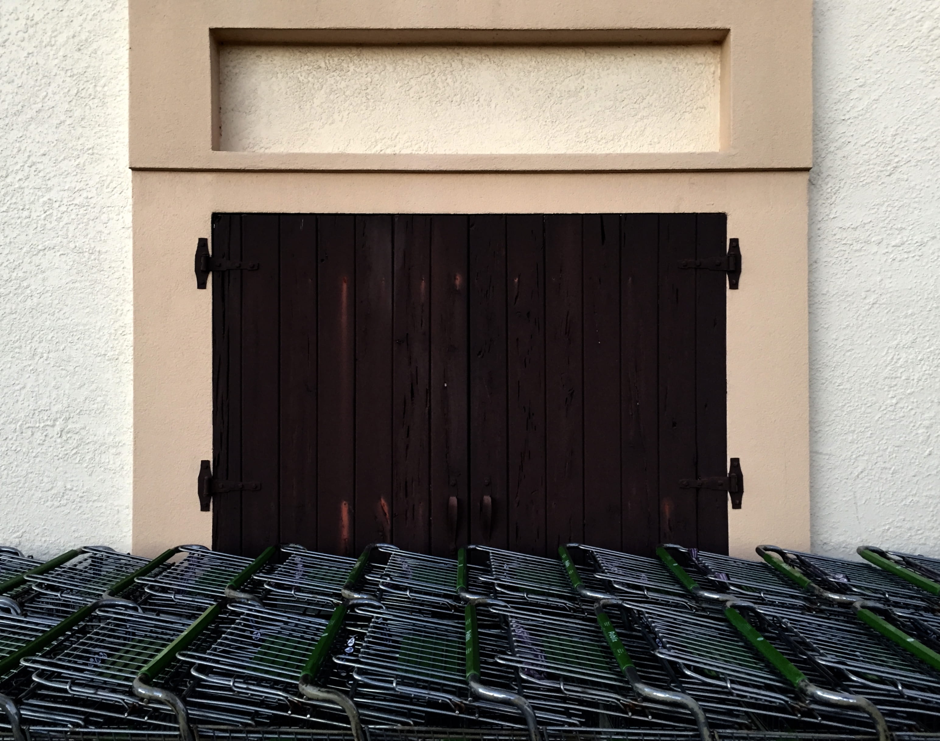 wooden doors, building, fort myers, background, outside, symmetrical, day, built structure, publix, wood - material, wall - building feature, symmetry, HD Wallpaper