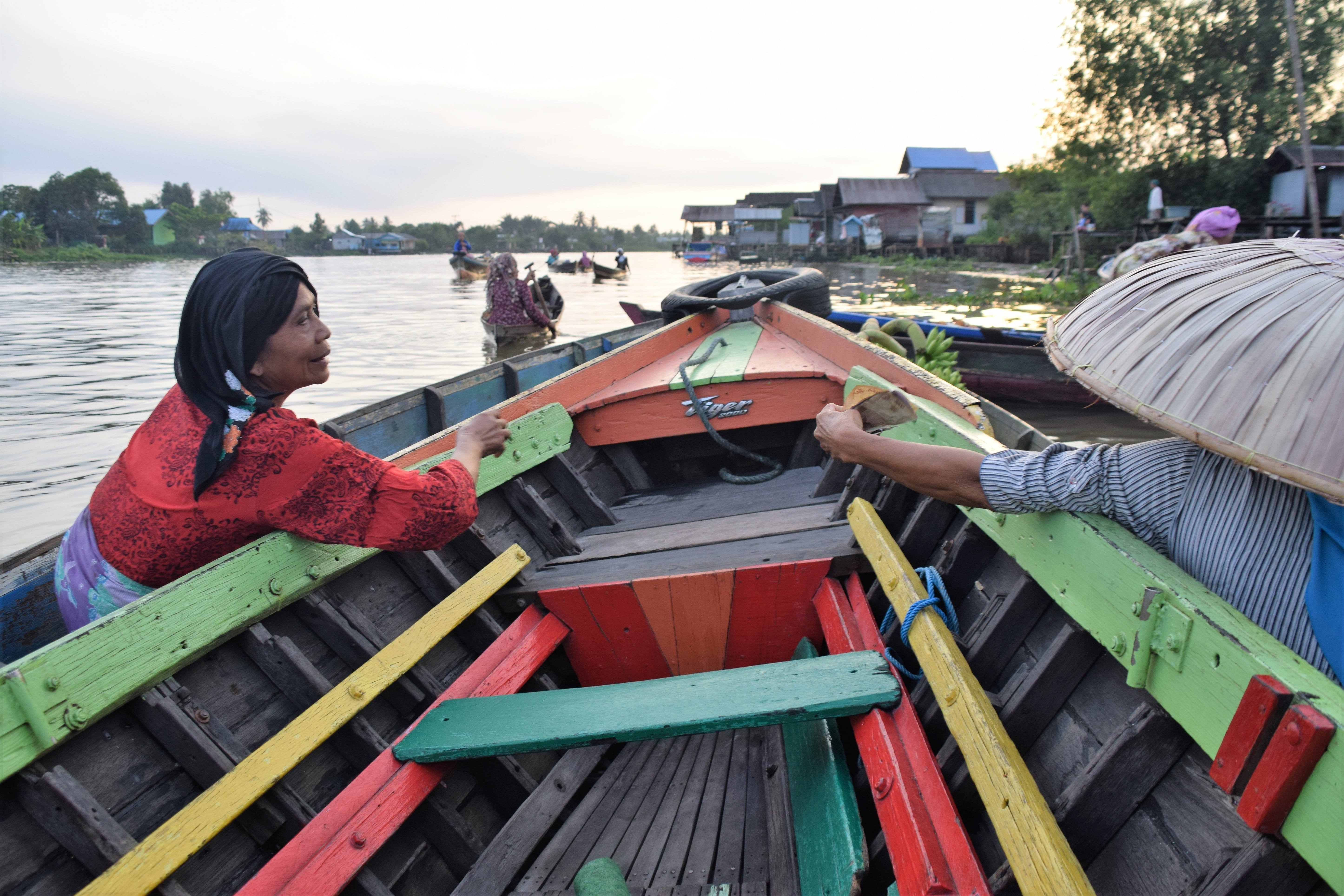 leisure activity, women, real people, canal, lifestyles, floating, travel, men, nautical vessel, mode of transportation, day, adult, outdoors, incidental people, HD Wallpaper