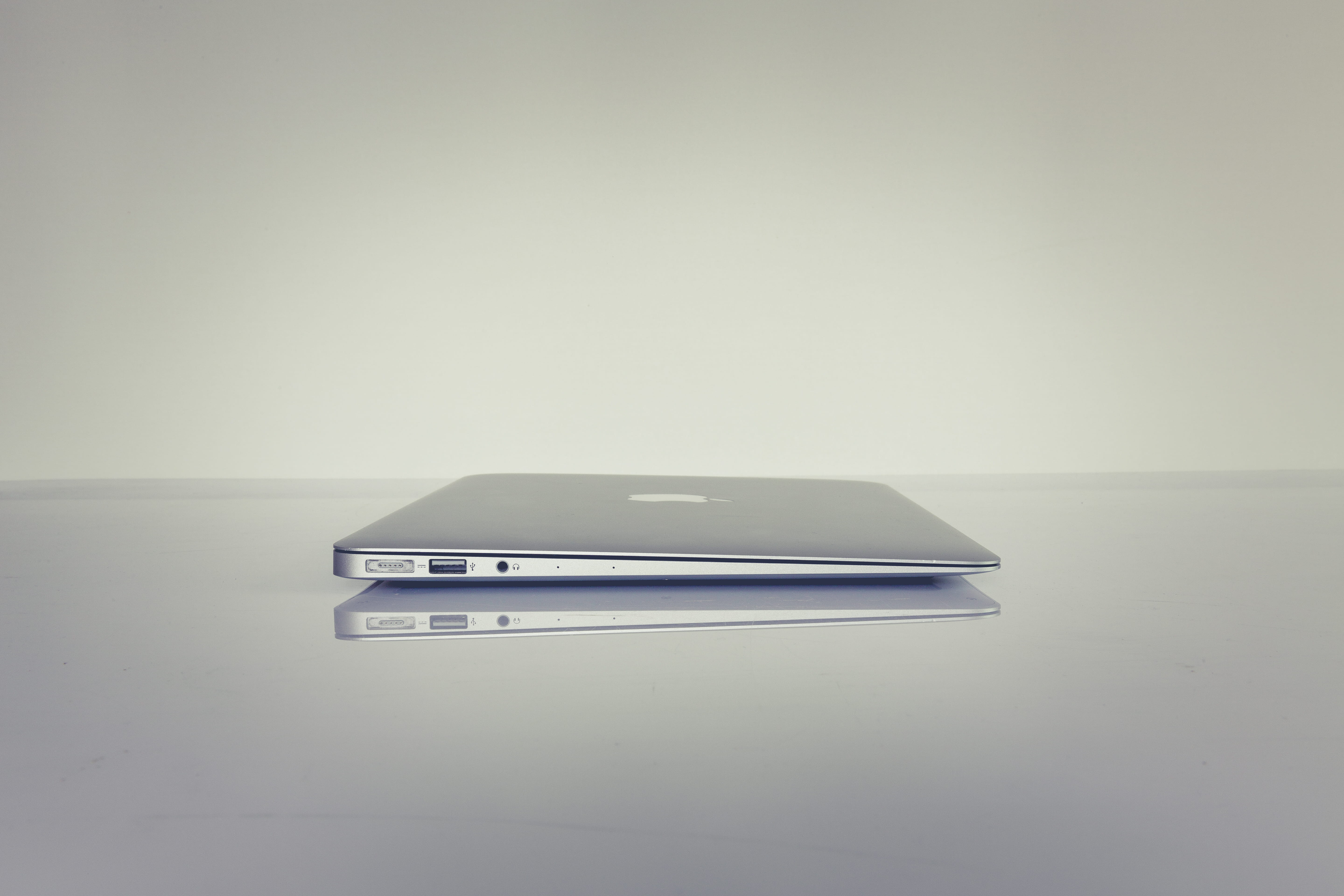 lance, coder, germany, erlangen, desktop, car, connect, close-up, internet, gray background, white background, connection, hipster, reflection, white color, HD Wallpaper