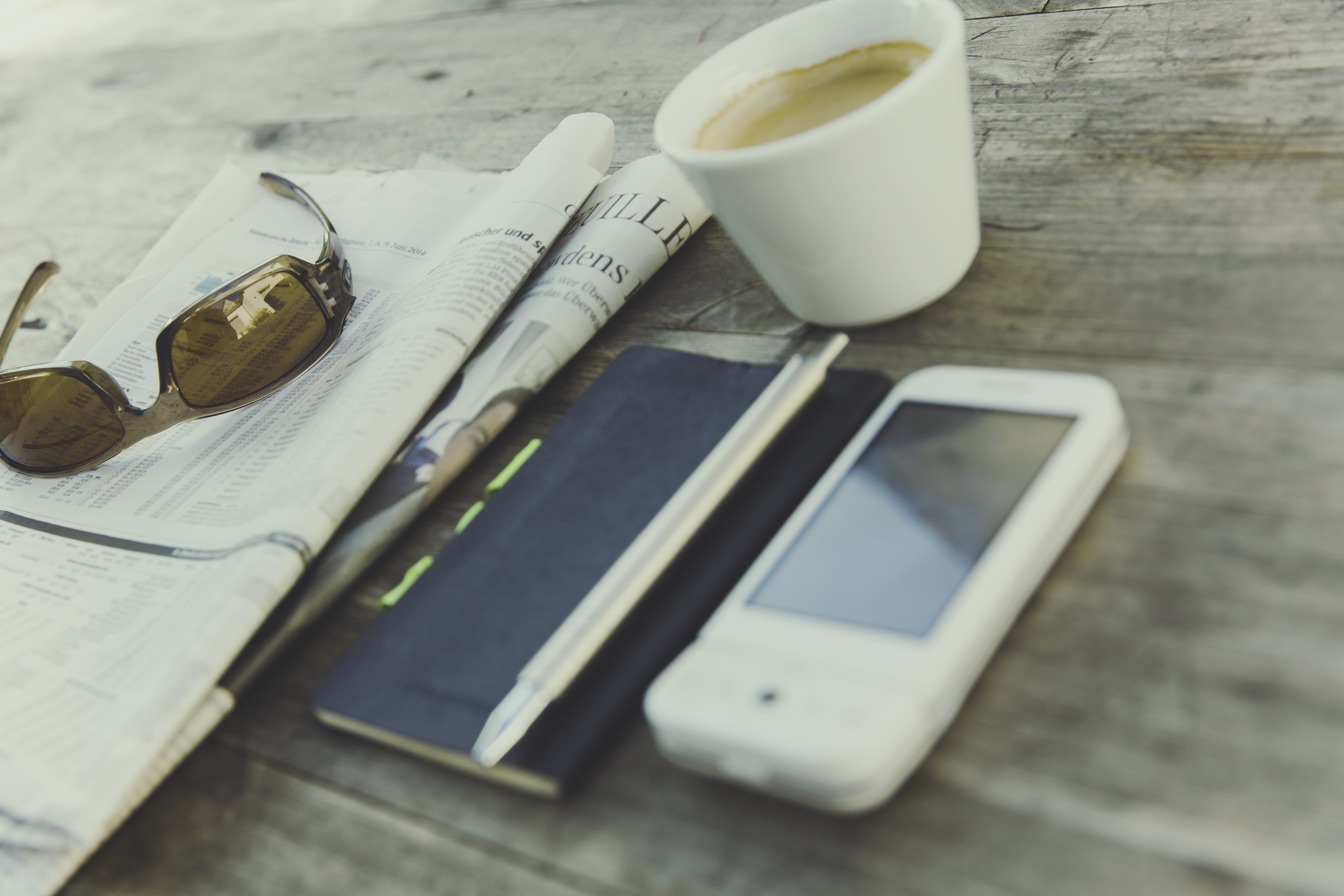 hipster, coffee - drink, buero, 5K, table, mobile phone, desk, coffee cup, no people, pen, high angle view, germany, cup of coffee, smart phone, neourban, HD Wallpaper