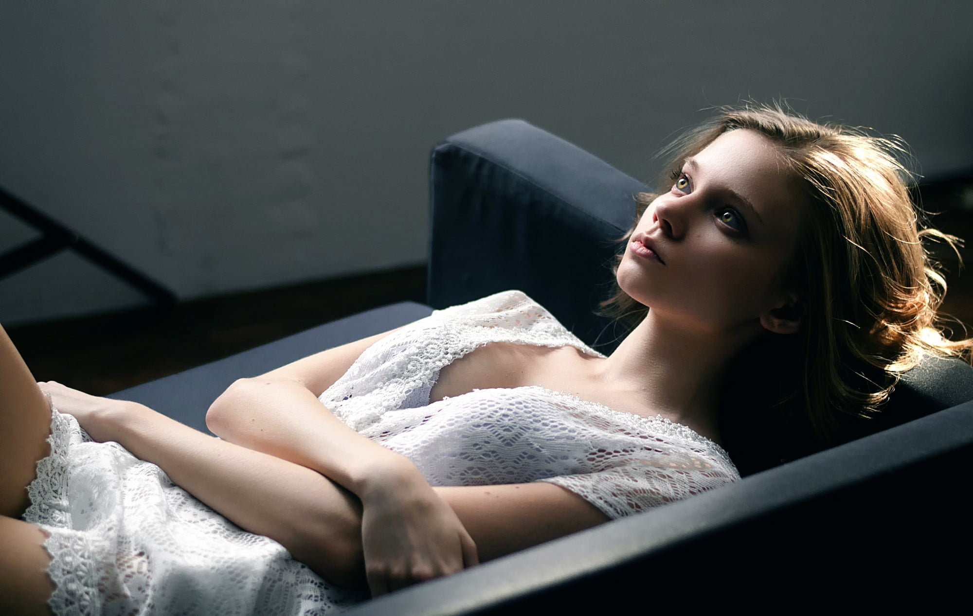 long hair, young women, women, lying down, portrait, 1080P, day, cleavage, blonde, lying on back, looking, women indoors, leisure activity, lifestyles, HD Wallpaper