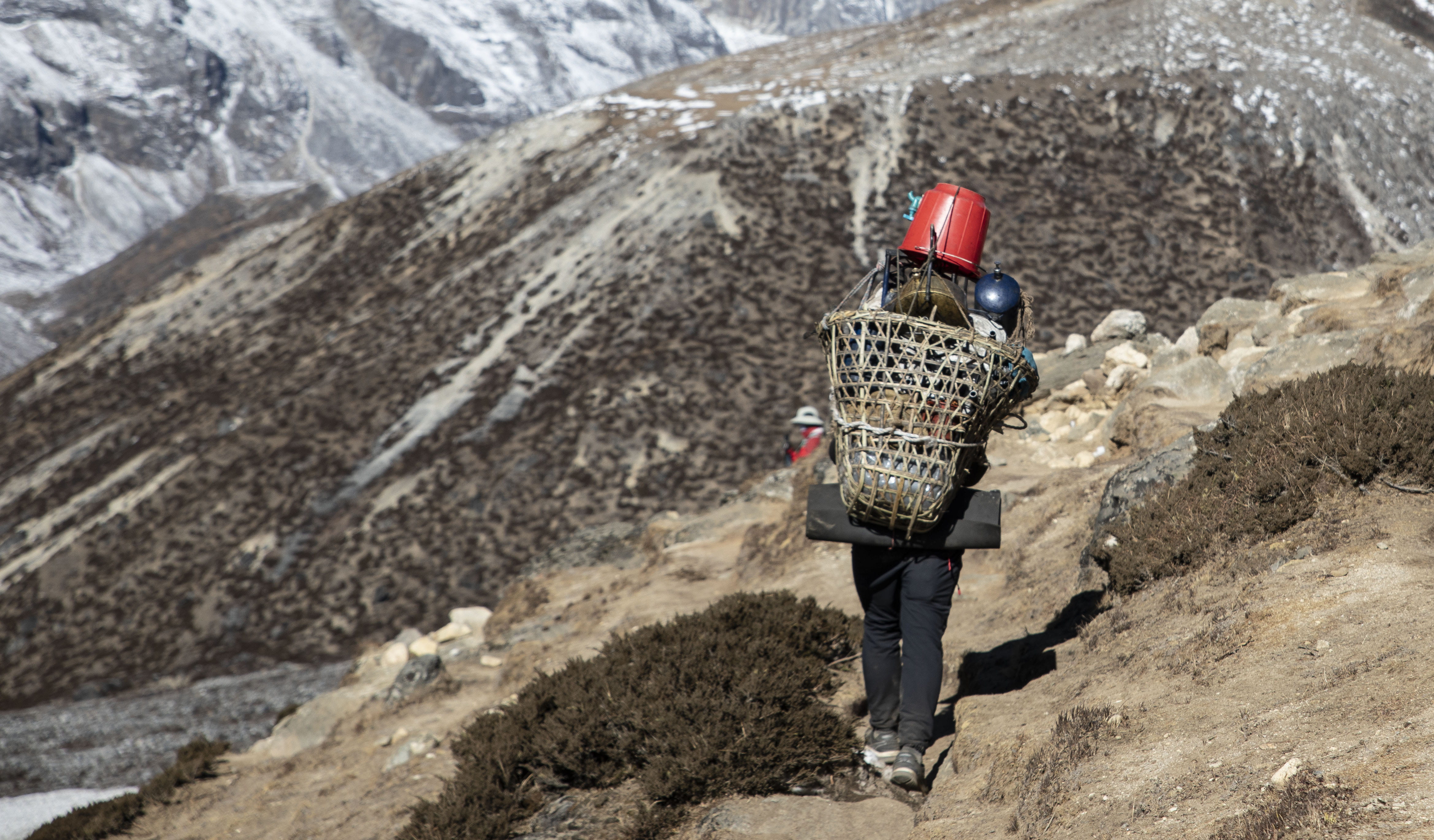 lifestyles, real people, rear view, one person, climbing, activity, everest, nature, 4K, basket, rock - object, carrying, sherpa, outdoor, walking, hiking, HD Wallpaper