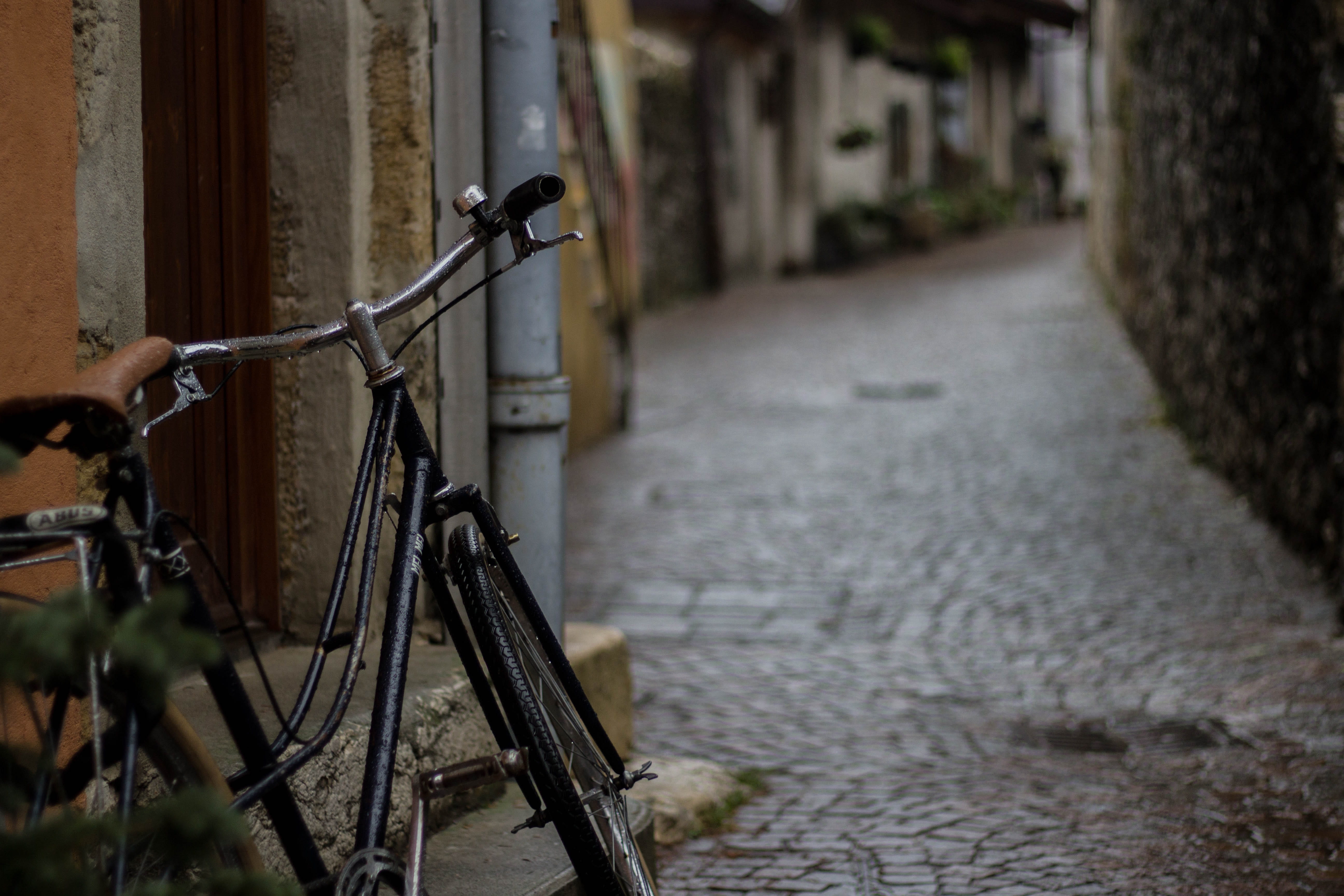 wall, rain, land vehicle, focus, stationary, outdoors, no people, cruiser, mode of transportation, built structure, water, street view, black, streetwalk, HD Wallpaper