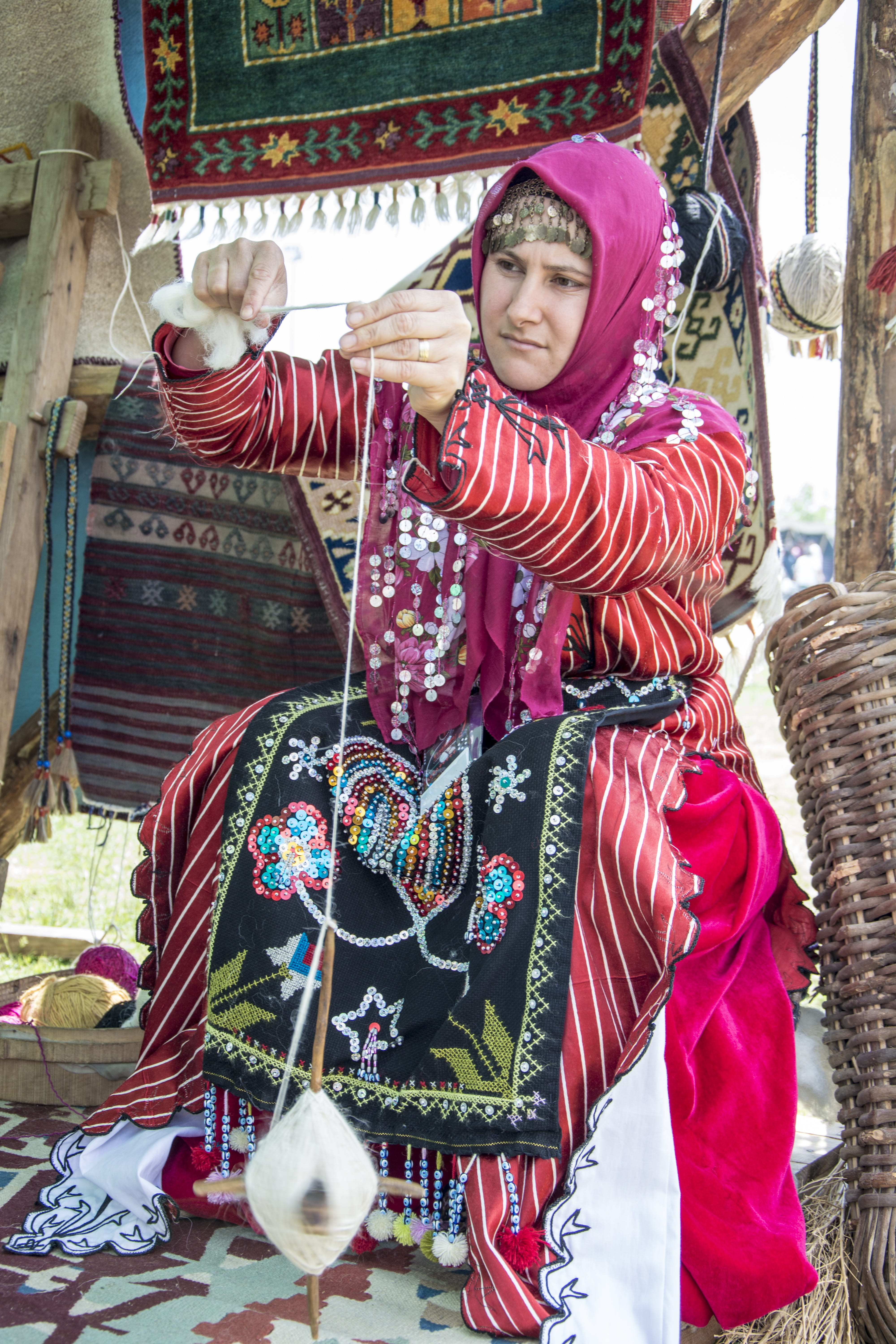 three quarter length, front view, nomad, day, lifestyles, full length, nomads market, casual clothing, leisure activity, clothing, one person, traditional clothing, Phone HD Wallpaper