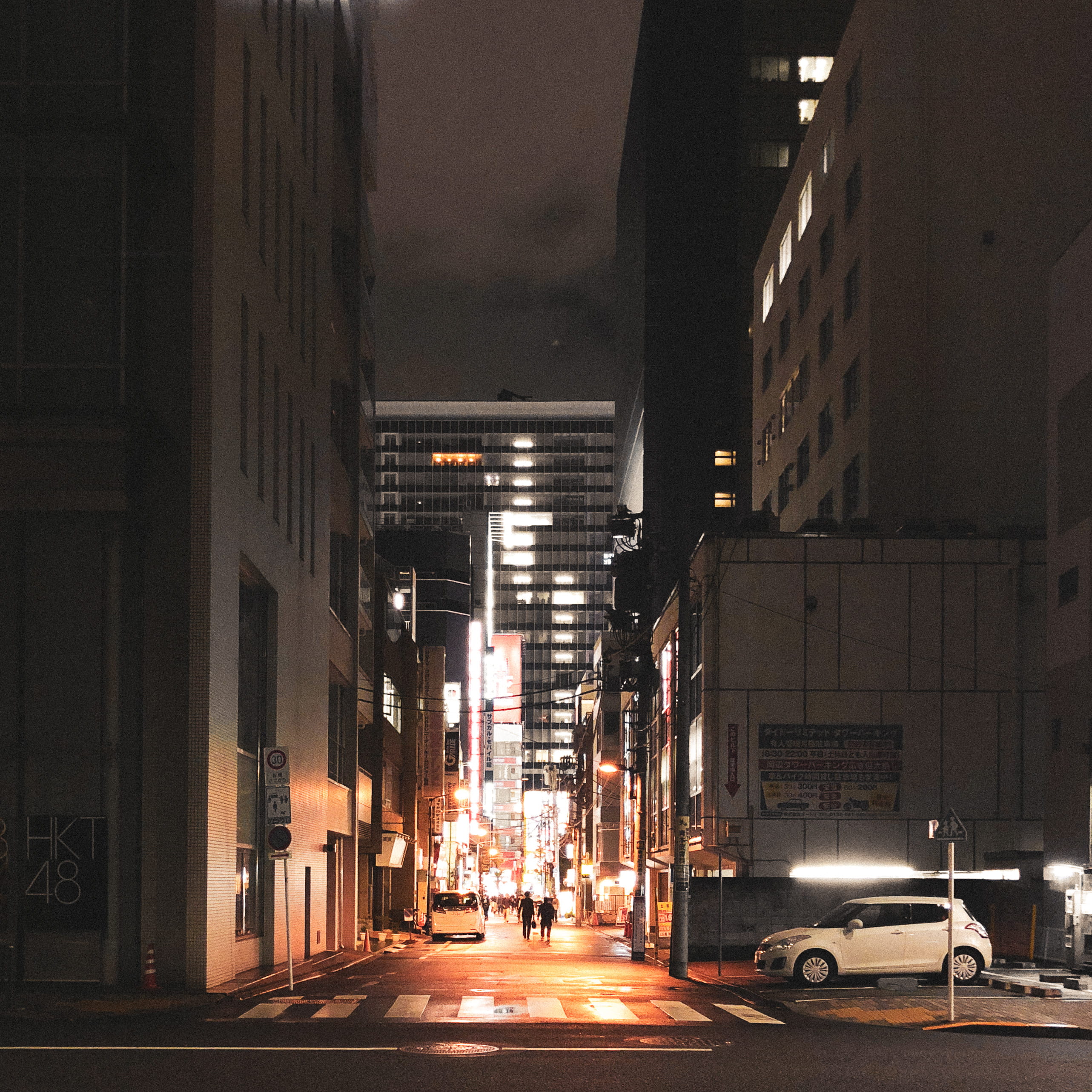 walking, citylife, building exterior, road, residential district, city, direction, mode of transportation, urban, the way forward, lights, 2K, chiyoda-ku, Phone HD Wallpaper