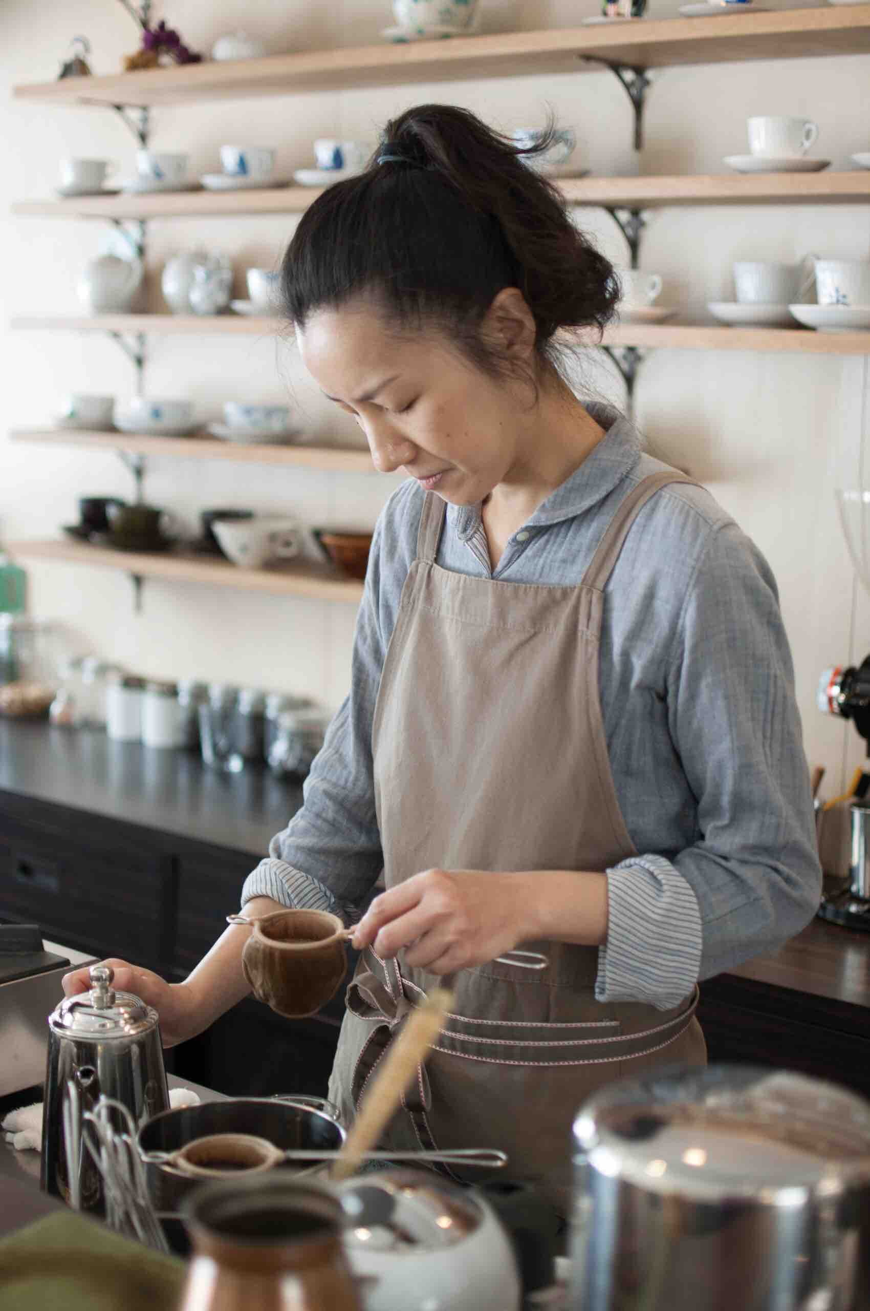 one person, 2K, chiyoda-ku, kitchen, barista, women, household equipment, holding, mid adult women, food, home, domestic kitchen, adult, preparation, hairstyle, Phone HD Wallpaper