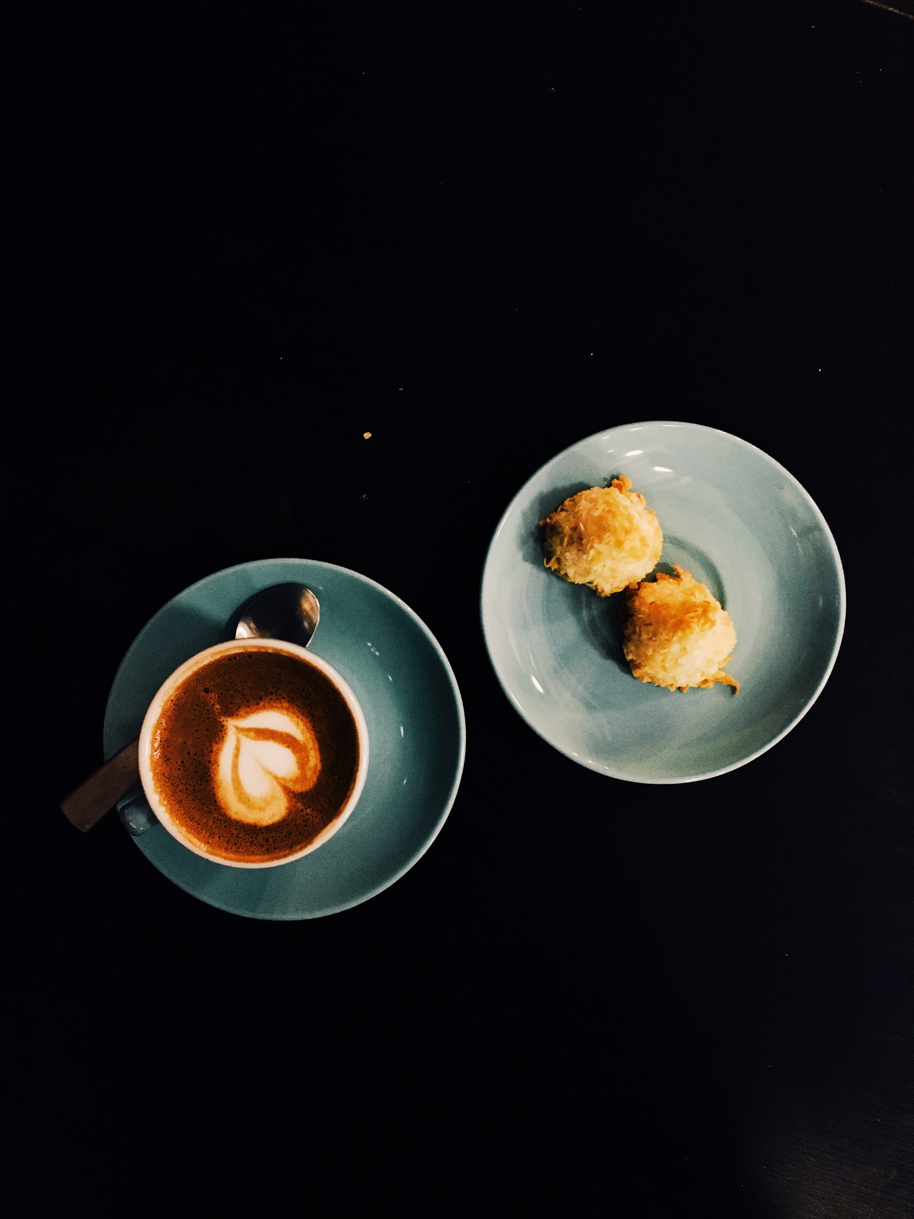 mug, drinks, crockery, studio shot, food, coffee - drink, indoors, ready-to-eat, black background, refreshment, table, freshness, dessert, frothy drink, Phone HD Wallpaper