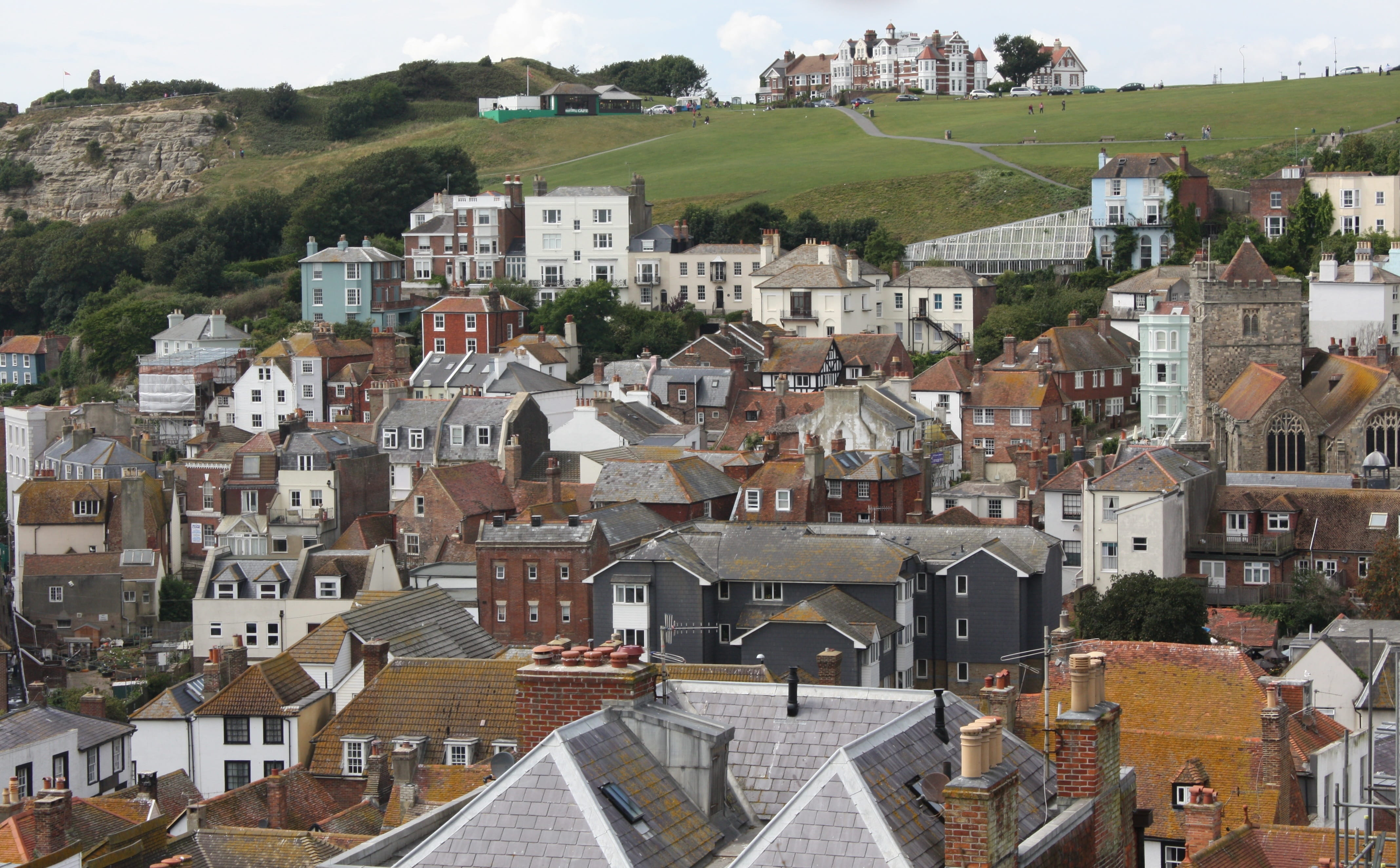 outdoors, building, built structure, medieval, 4K, cityscape, tree, crowded, architecture, community, house, crowd, roofs, houses, hastings, day, building exterior, HD Wallpaper