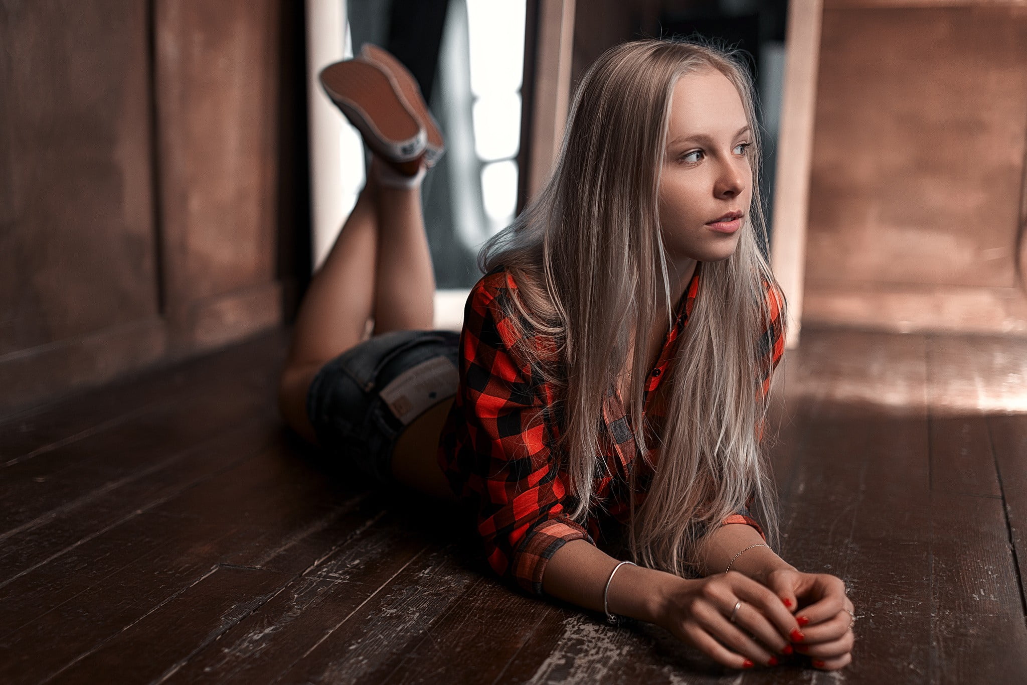 blonde, young adult, looking away, hardwood floor, sitting, on the floor, flooring, women, legs up, lifestyles, hairstyle, wood, indoors, lying down, fashion, HD Wallpaper