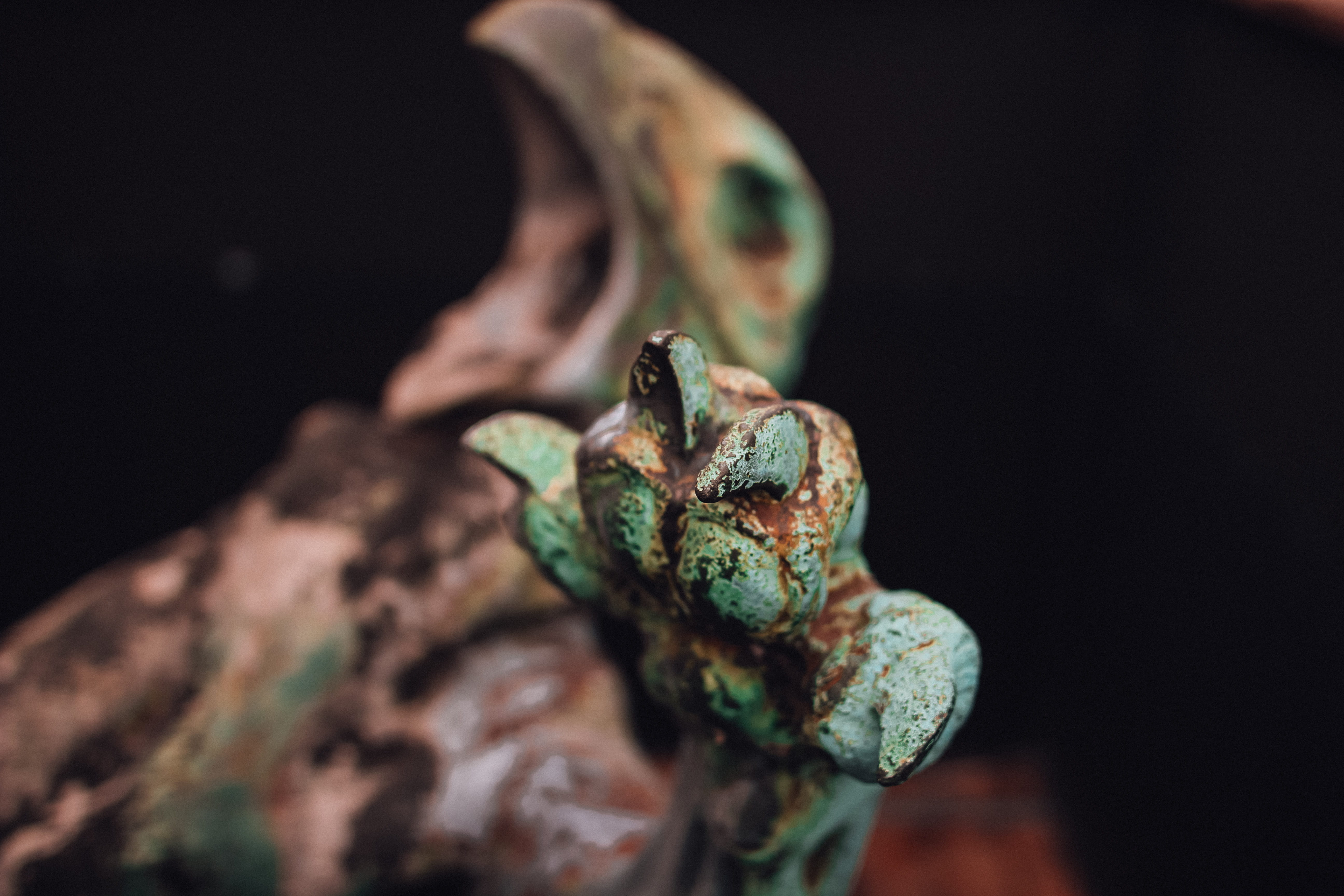 rust, night, green glaw, focus on foreground, lizard, figurine, fish, statue, crystal, rainforest, fragment, selective focus, animal, brown, poisonous, HD Wallpaper