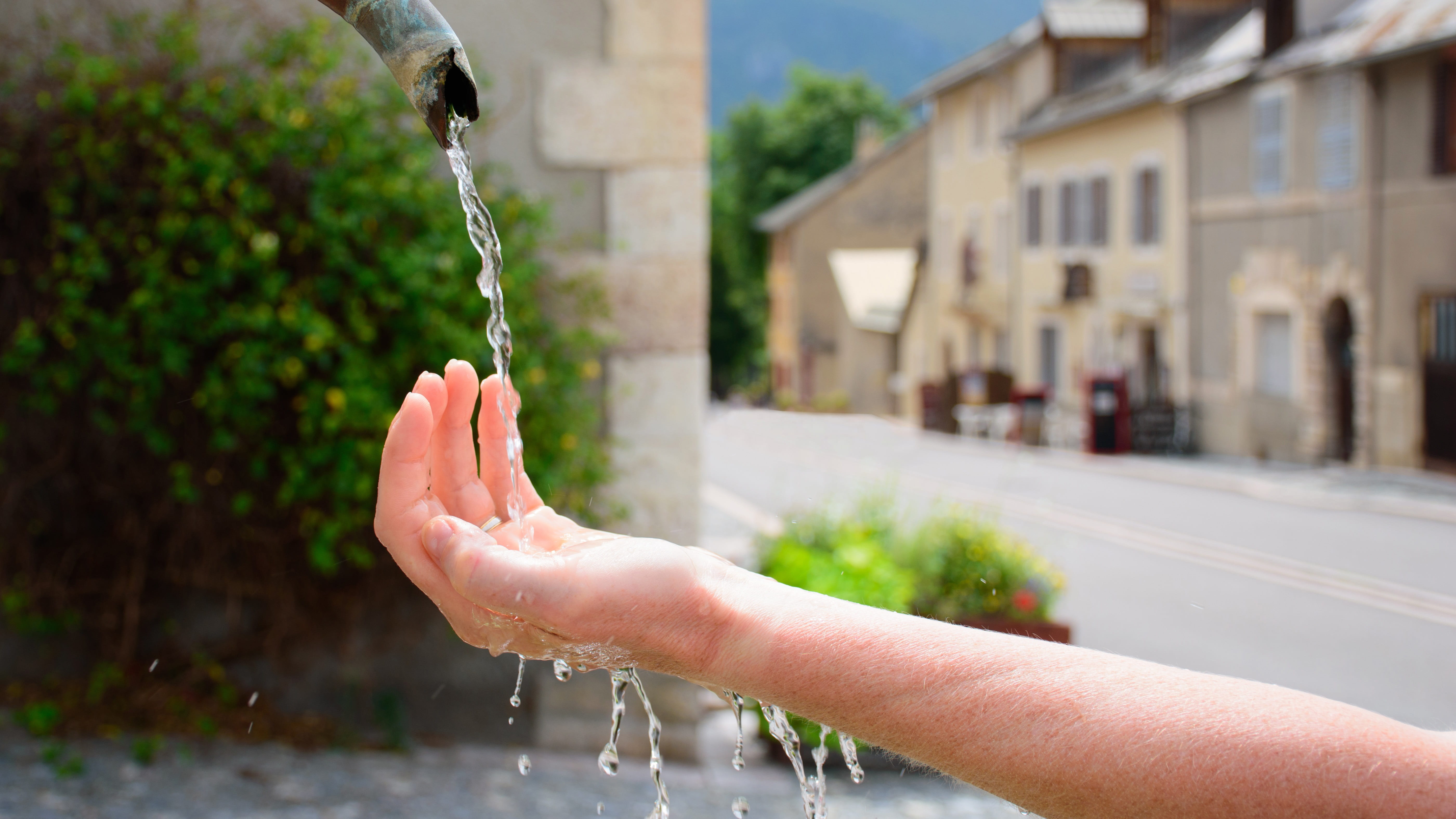 flowing, costs, s, wet, built structure, real people, human limb, water, motion, outdoors, person, 5K, building exterior, human hand, focus on foreground, HD Wallpaper