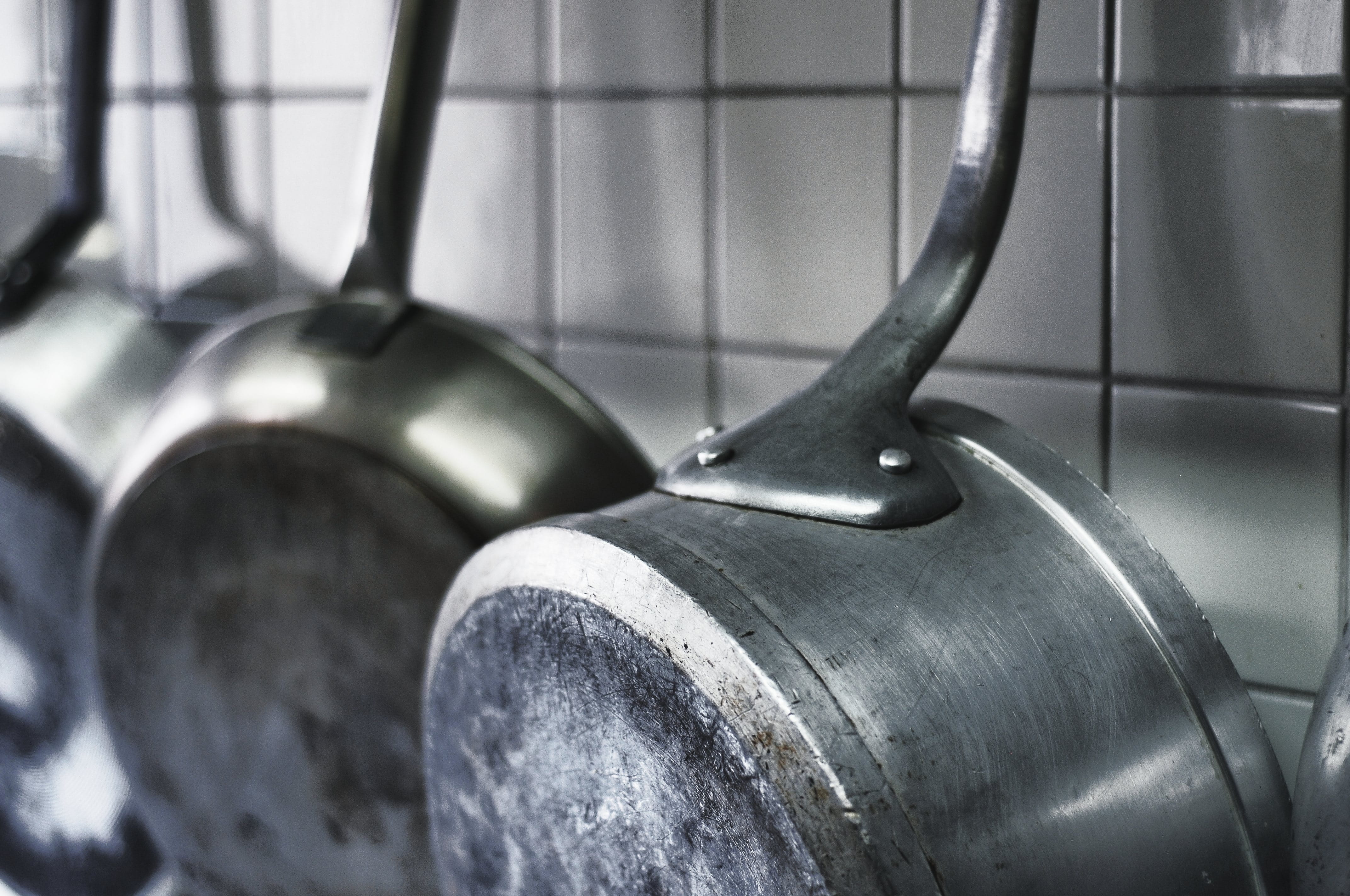 pans, eat, group of objects, domestic room, household equipment, kitchen, hanging, food, old, 4K, no people, cooking, indoors, metal, vegetables, costs, HD Wallpaper