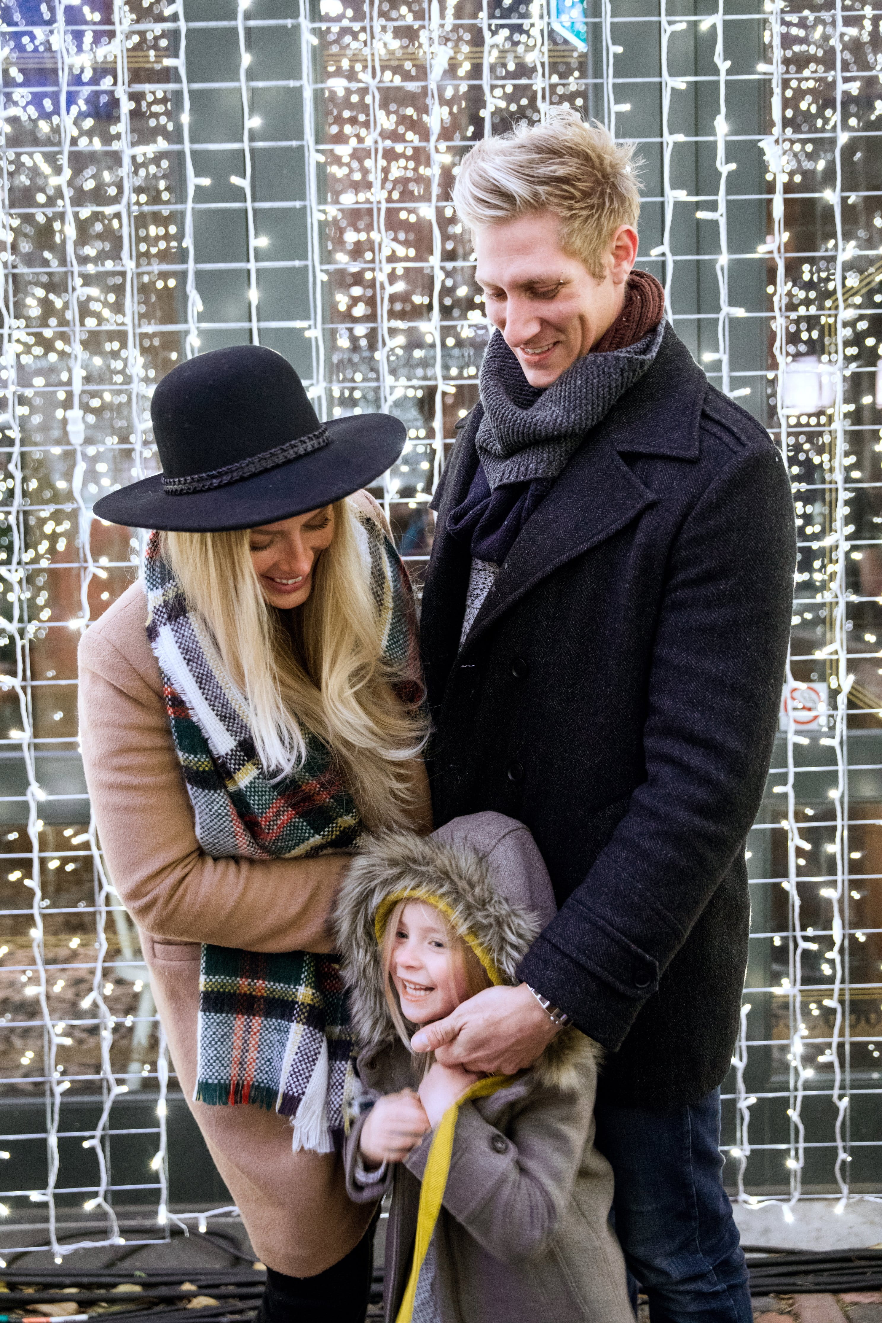 Seasons, women, two people, Market, emotion, togetherness, Winter, Fashion, young women, positive emotion, Holidays, Future, Family, bonding, daughter, Phone HD Wallpaper