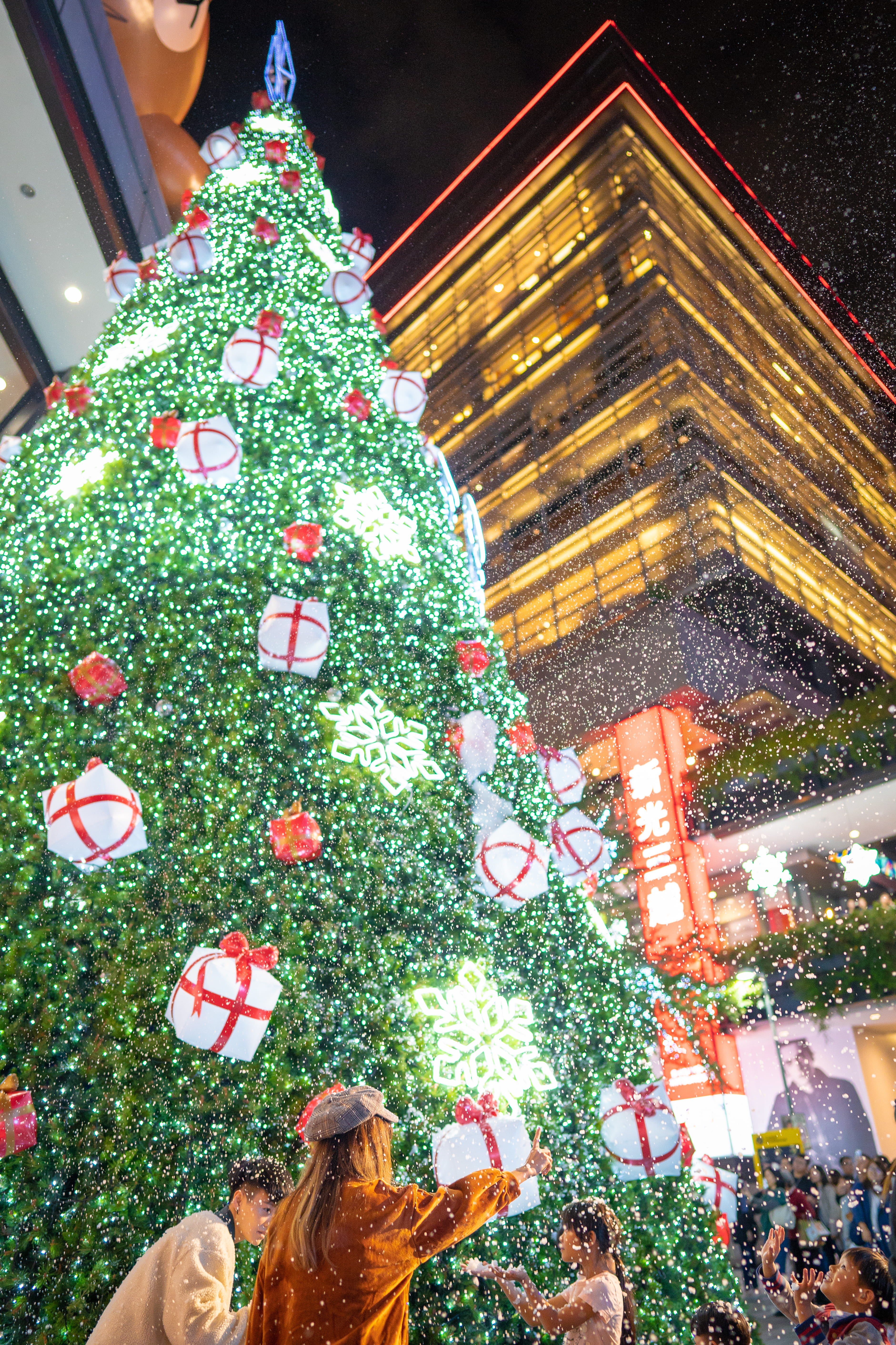 adventure, crowd, taipei, human, group of people, holiday - event, festival, lighting, architecture, machine, outdoors, decoration, christmas lights, street view, Phone HD Wallpaper
