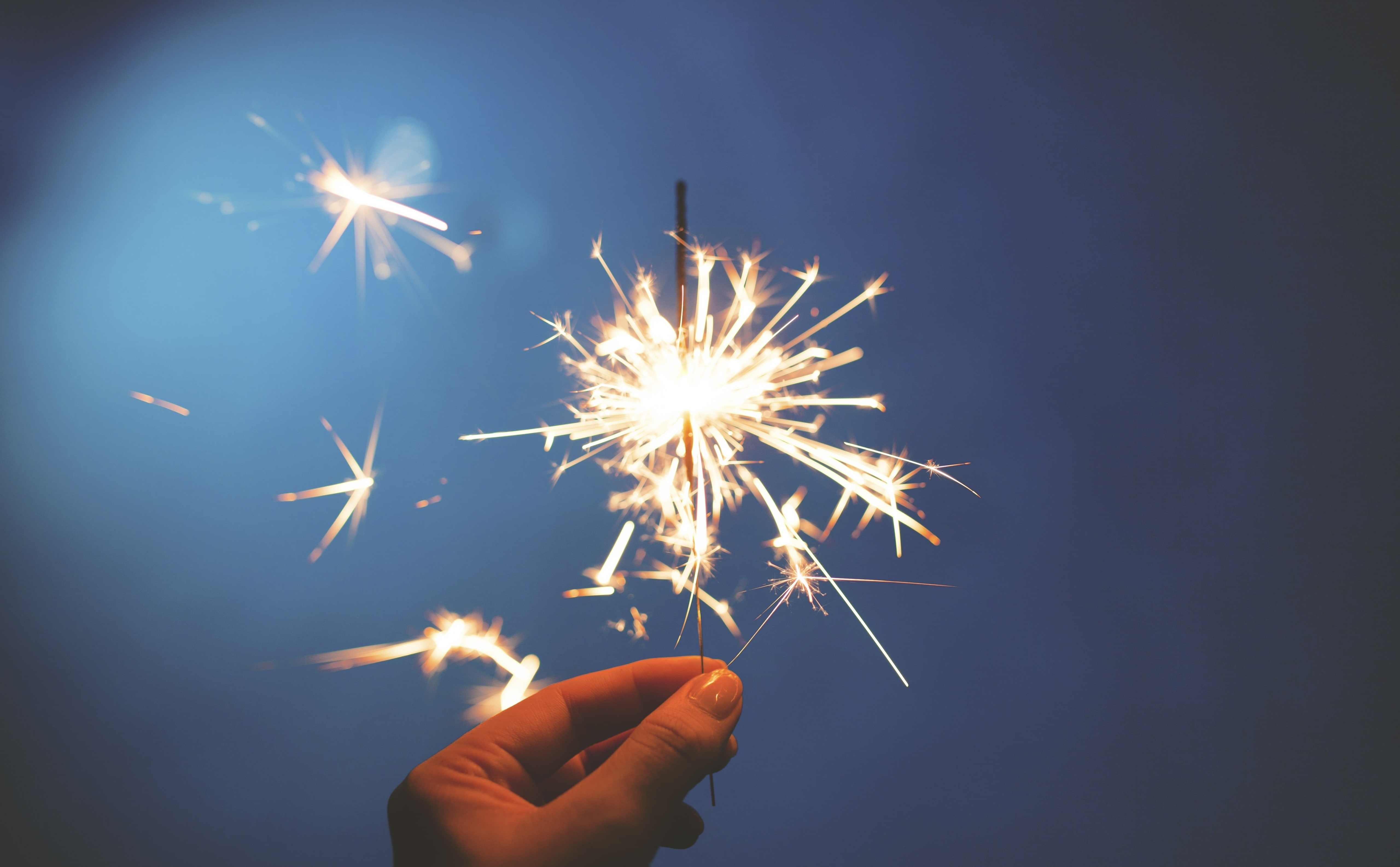 firework - man made object, body part, real people, Fireworks, 5K, firework display, Shine, holding, dom, Holidays, human body part, Party, unrecognizable person, HD Wallpaper