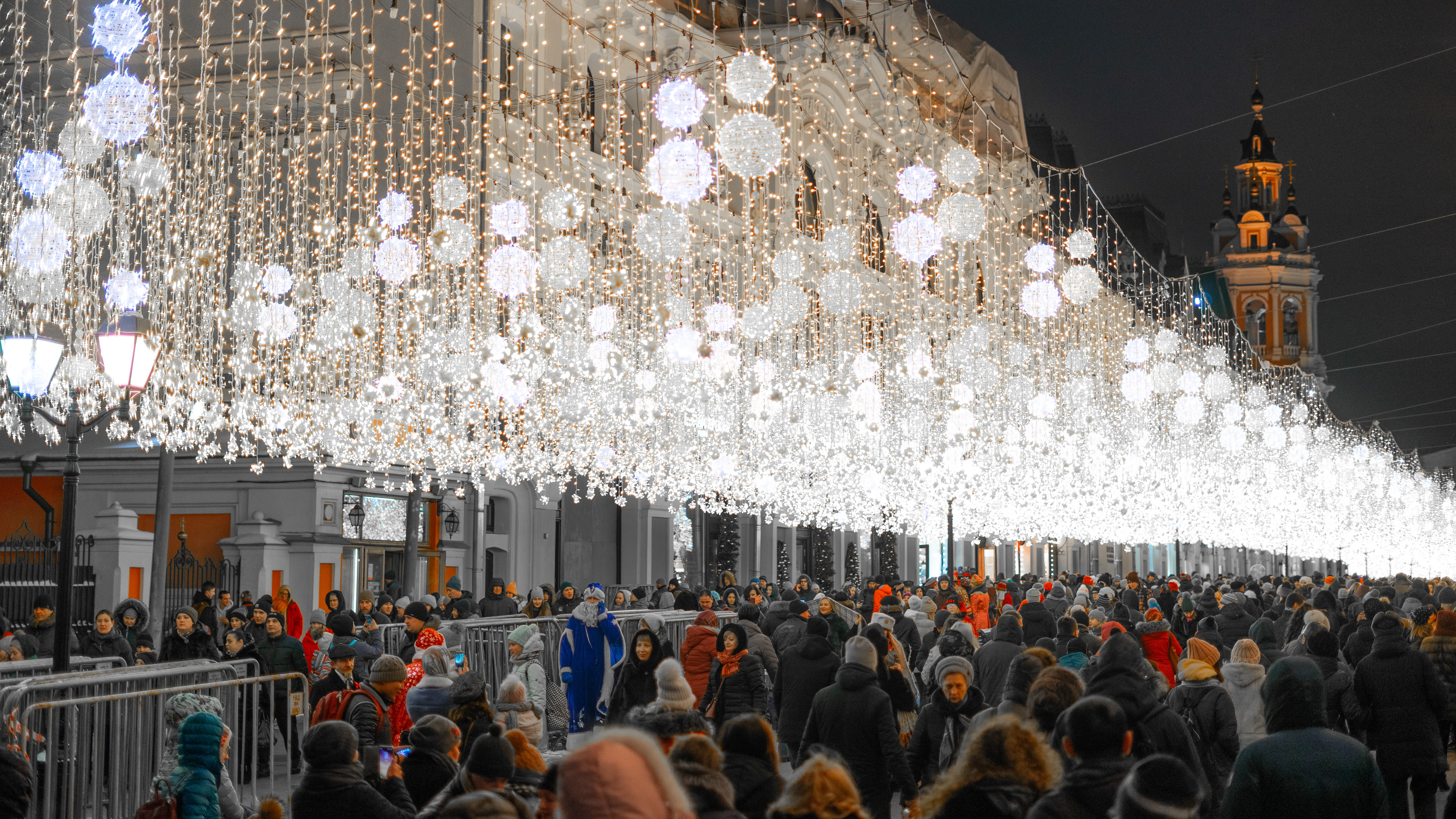 men, architecture, 5K, christmas, interior design, festival, city, human, built structure, room, lighting equipment, large group of people, theater, audience, HD Wallpaper