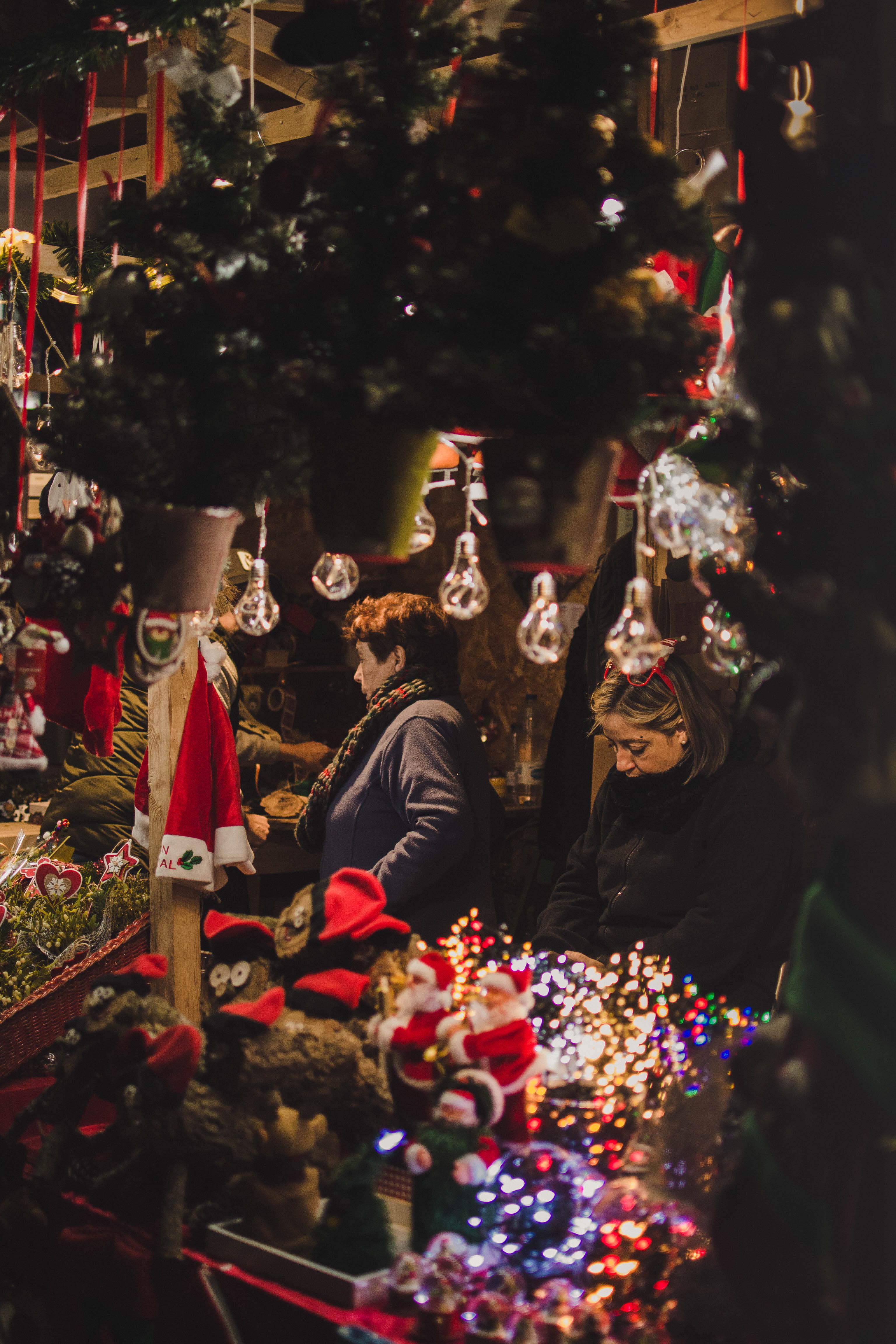 photo, women, creme, cream, food, lighting, selective, ornament, tree, holiday - event, icing, celebration, crowd, cake, store, lifestyles, barcelona, christmas ornament, Phone HD Wallpaper