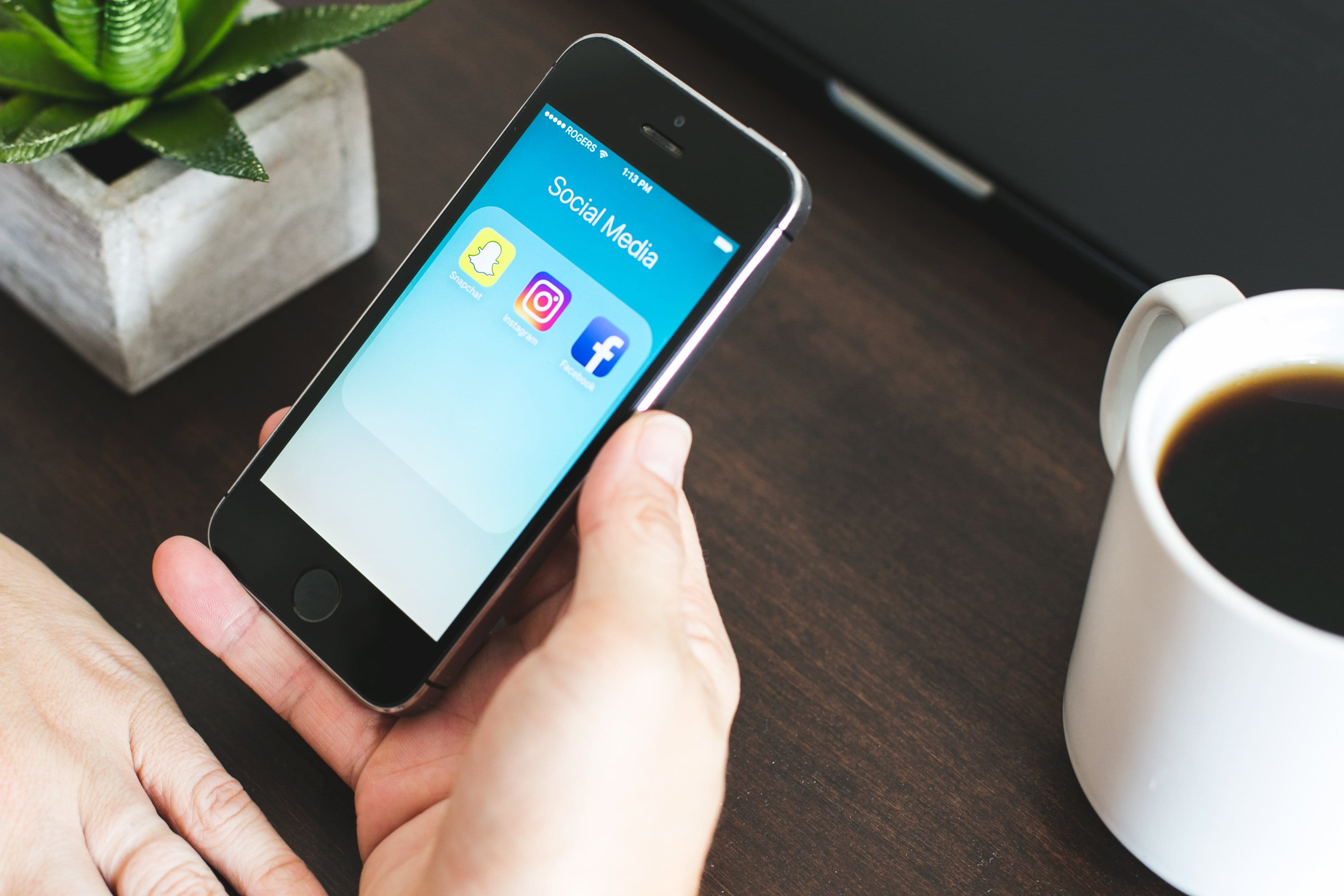 Social Media, global communications, Shopping, human hand, media, Retail, using phone, portable information device, mobile app, touch screen, outdoors, HD Wallpaper