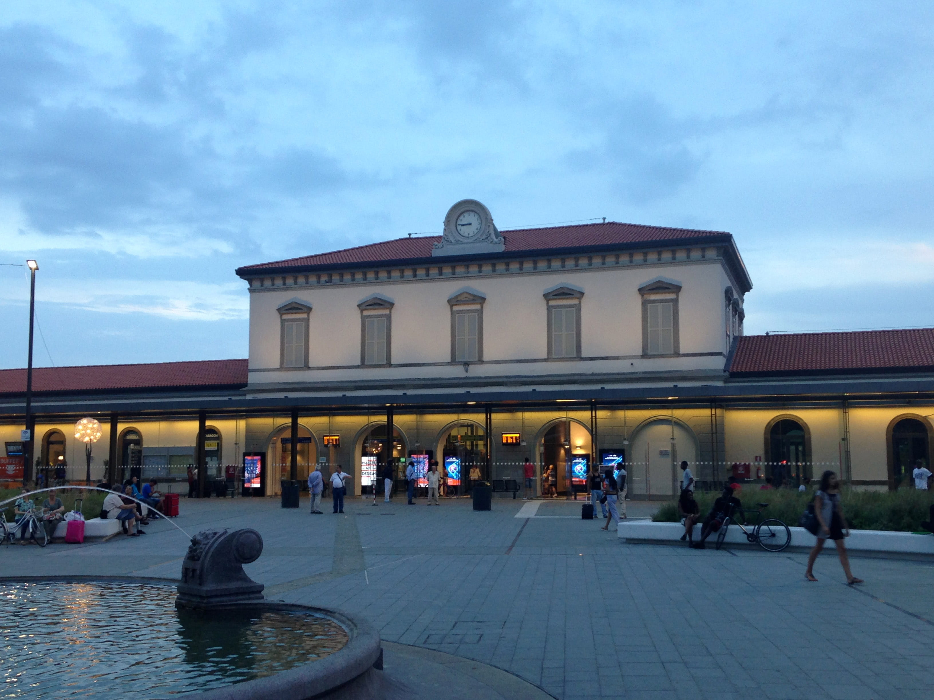 famous Place, building, large group of people, building Exterior, tiled floor, cloud - sky, sky, railway, railway station, lifestyles, men, station, real people, HD Wallpaper