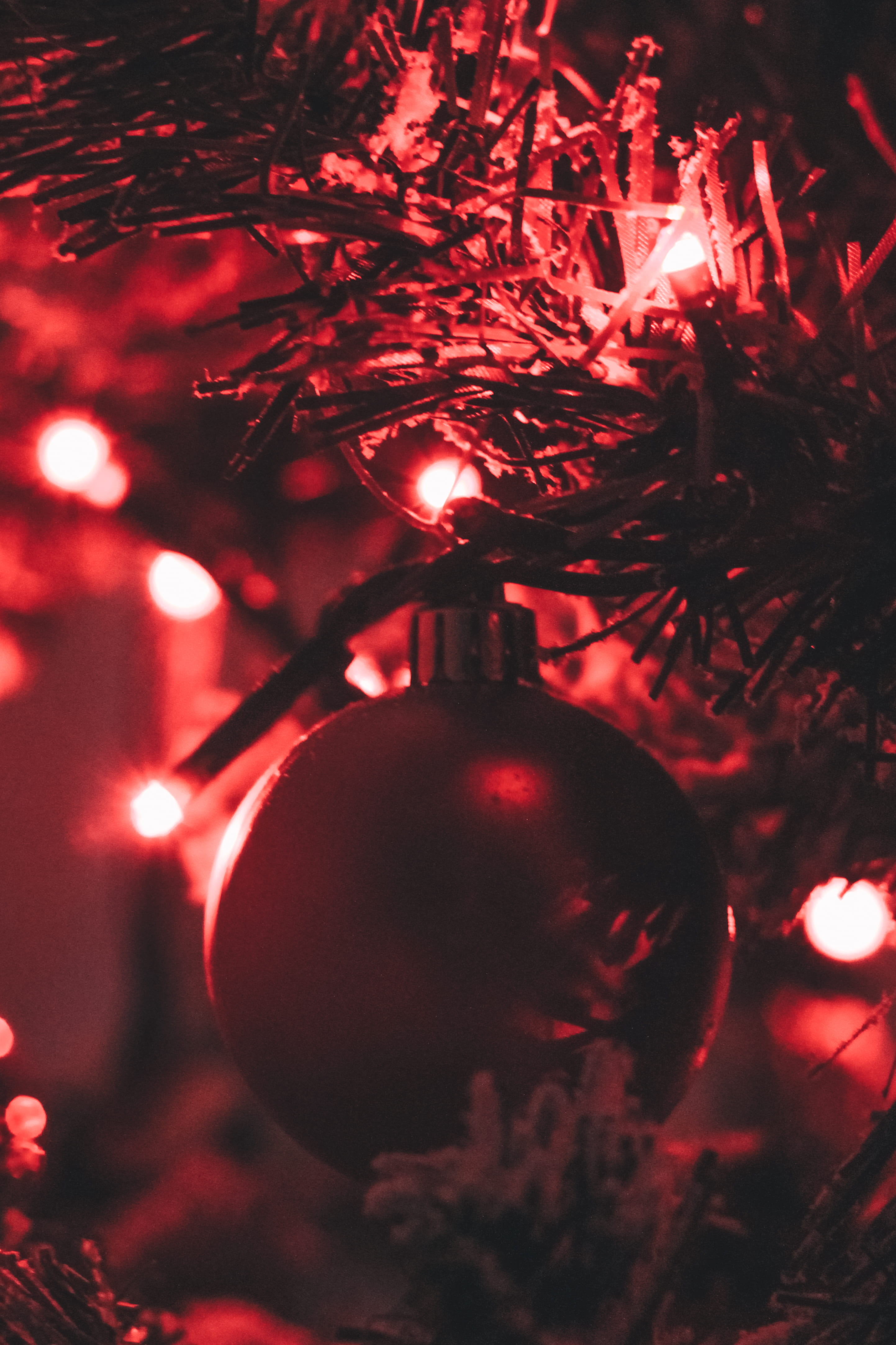 christmas ornament, shining, christmas ball, christmas tree, red, light, christmas decoration, illuminated, night, celebration, dark, no people, bauble, Phone HD Wallpaper