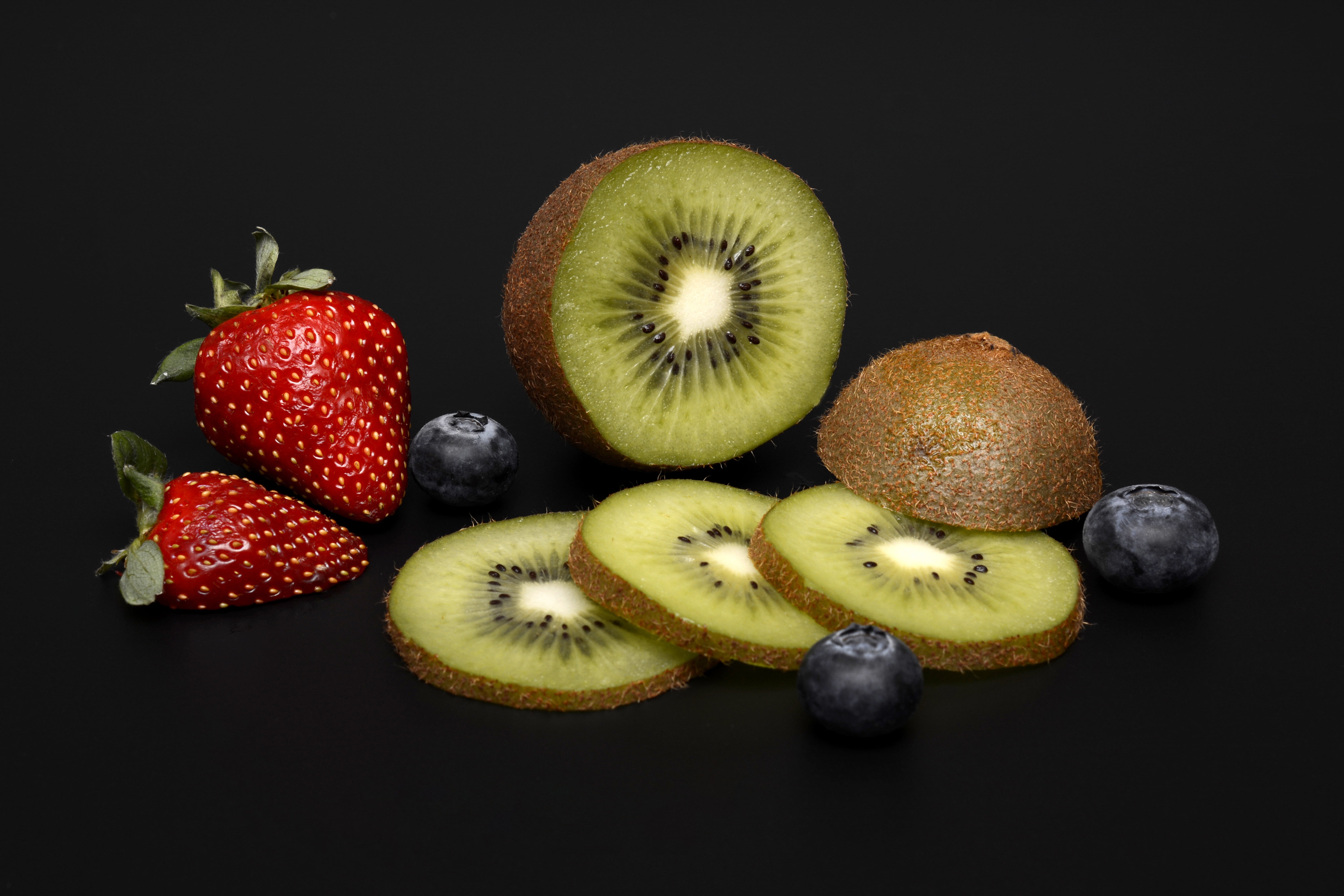 frisch, berries, group of objects, choice, slice, wellbeing, edible, close-up, bio, studio shot, fruits, kiwi, kiwi - fruit, indoors, sweet, strawberry, HD Wallpaper
