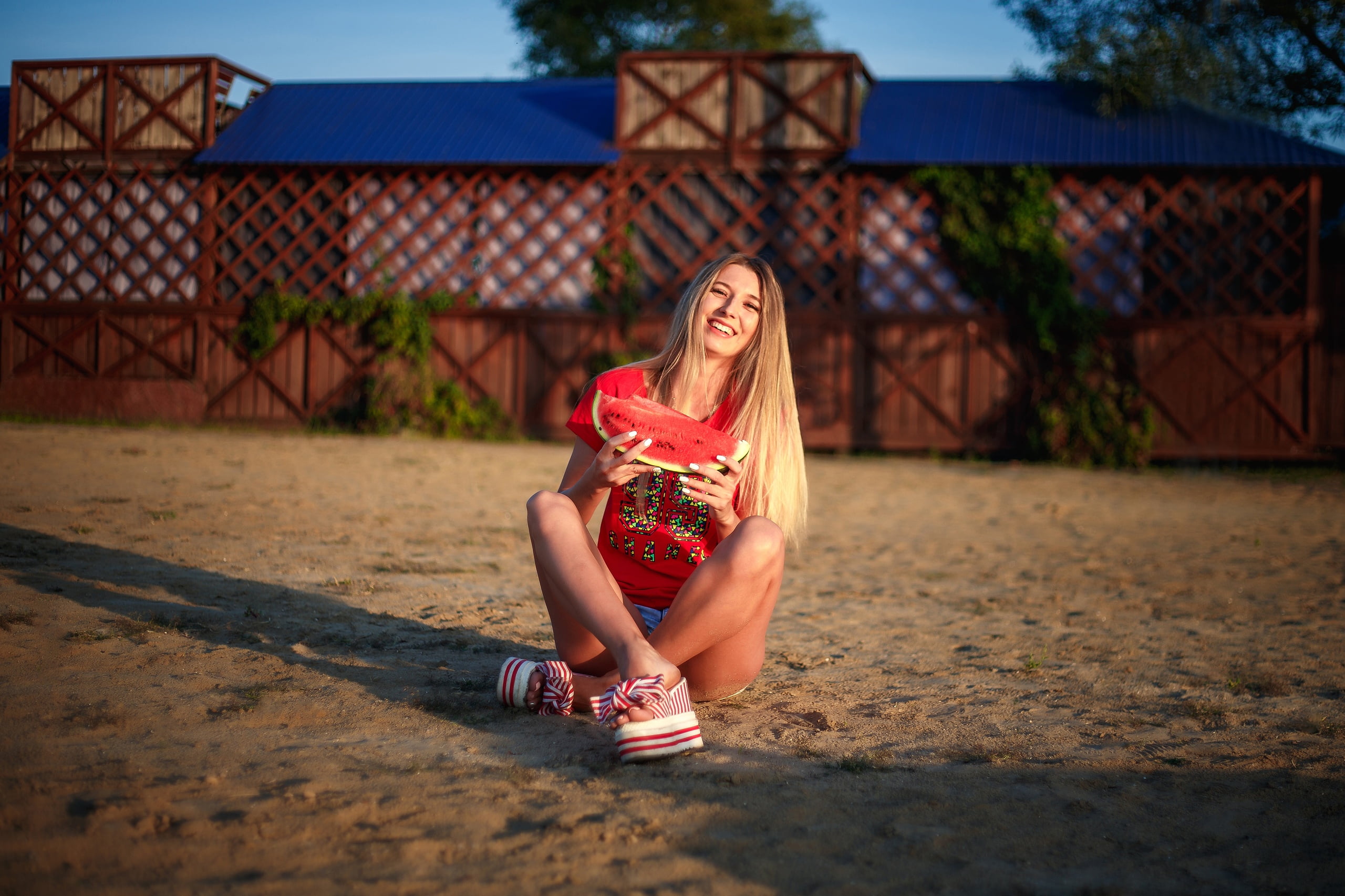 legs crossed, day, looking at camera, beautiful woman, shorts, depth of field, nature, on the floor, T-shirt, blonde, model, teenager, portrait, full length, HD Wallpaper
