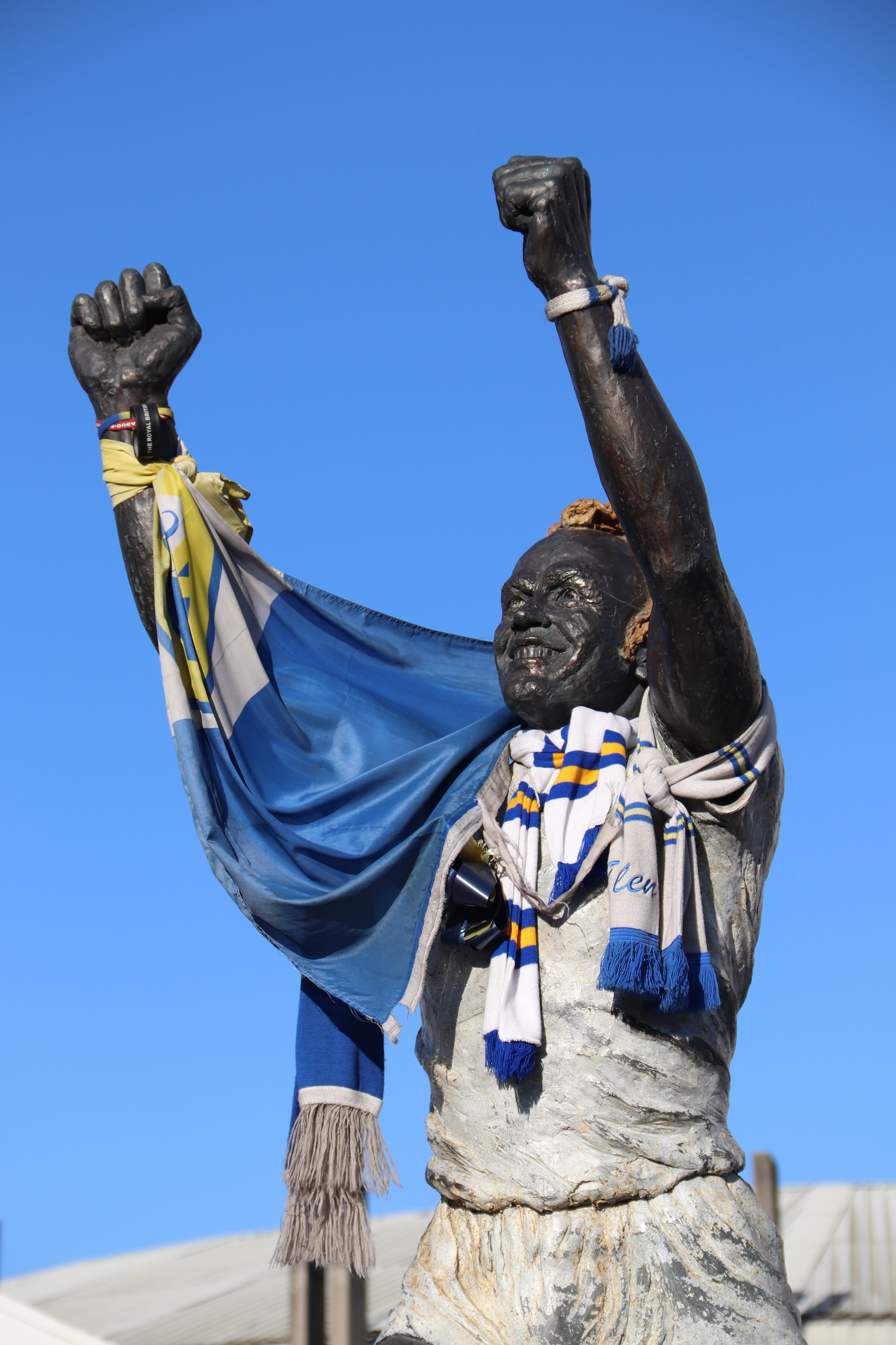 low angle view, patriotism, human representation, clear sky, day, soccer, football, craft, sky, creativity, art and craft, billy bremner, no people, sculpture, Phone HD Wallpaper