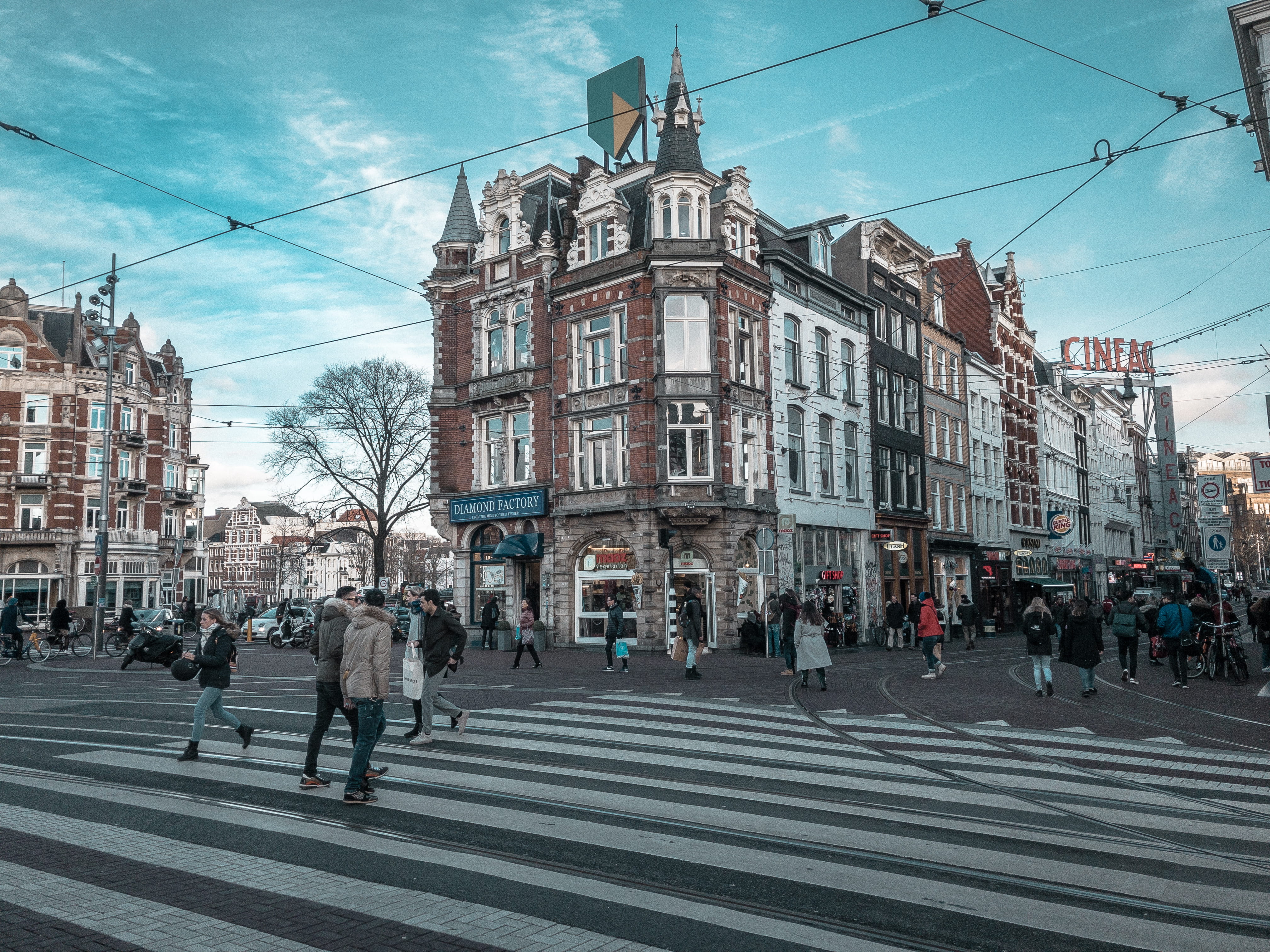 large group of people, built structure, nature, outdoors, 4K, blue, sky, architecture, crowd, building exterior, city life, city street, street, women, HD Wallpaper