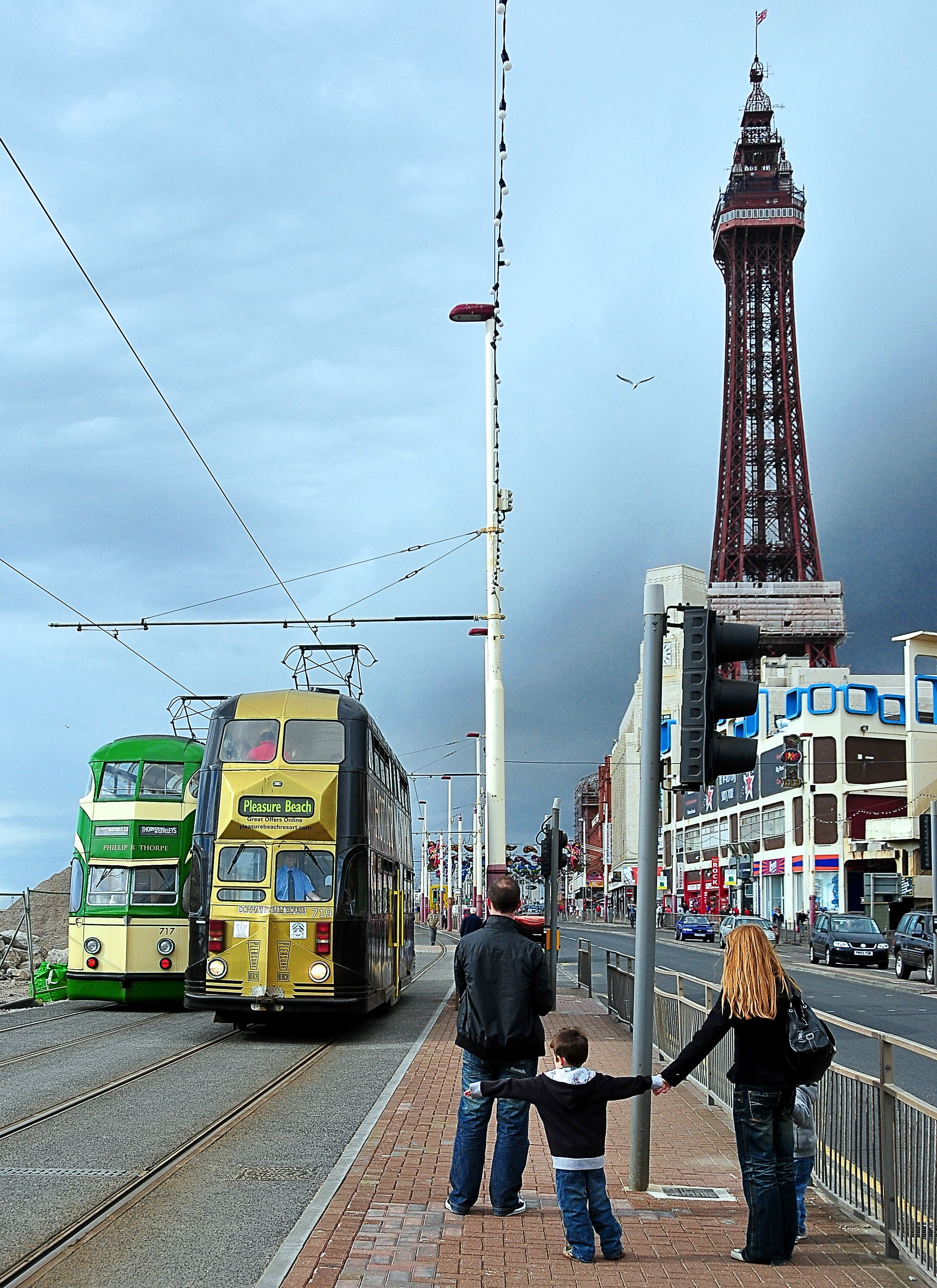 city, holidays, men, vacation, building exterior, pleasure, rail transportation, tower, ride, transportation, blackpool, travel, sky, track, tourist, women, Phone HD Wallpaper