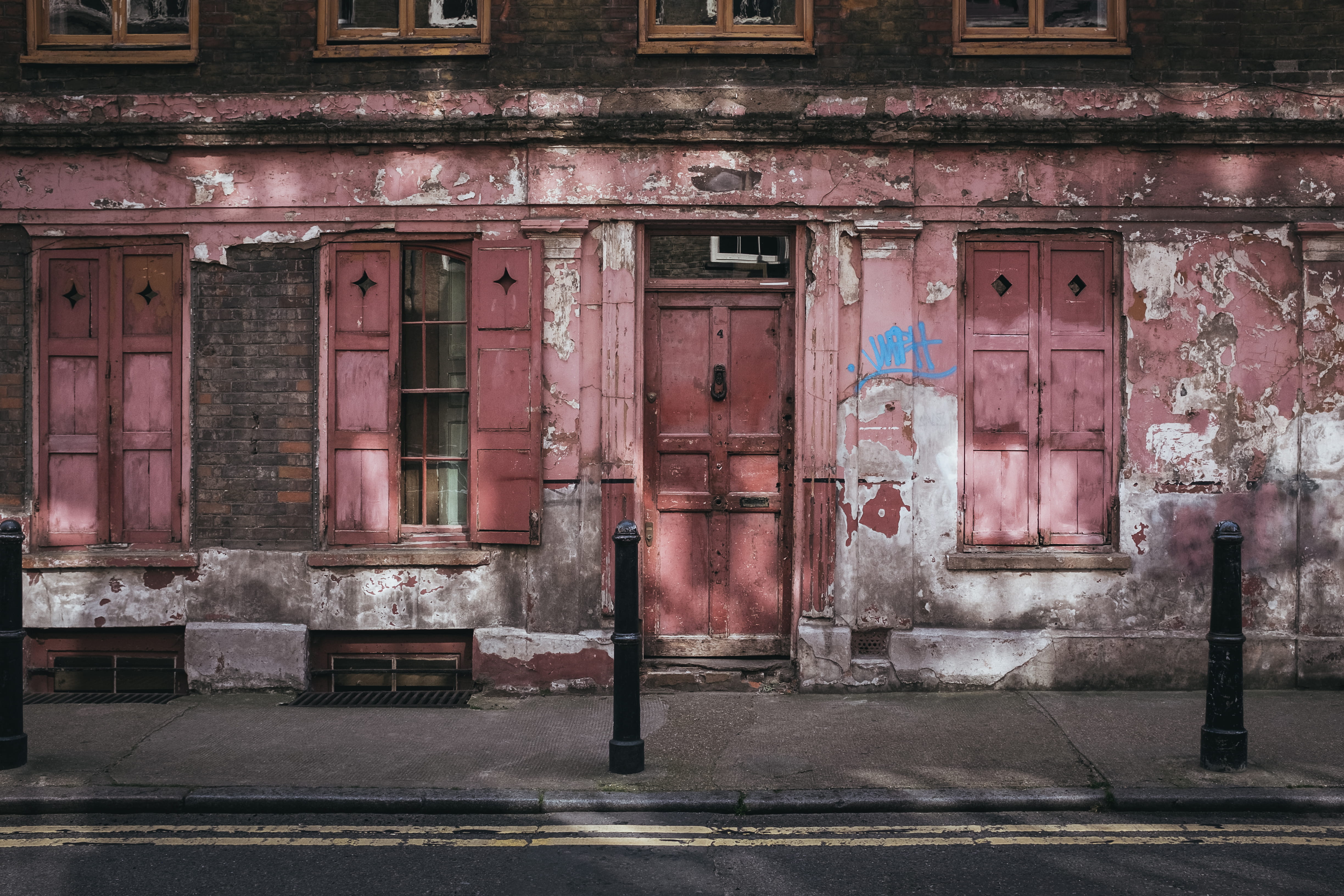 walkway, no people, history, day, closed, street, brick lane, city, ruin, path, building exterior, london, asphalt, footpath, pavement, door, road, pink house, HD Wallpaper
