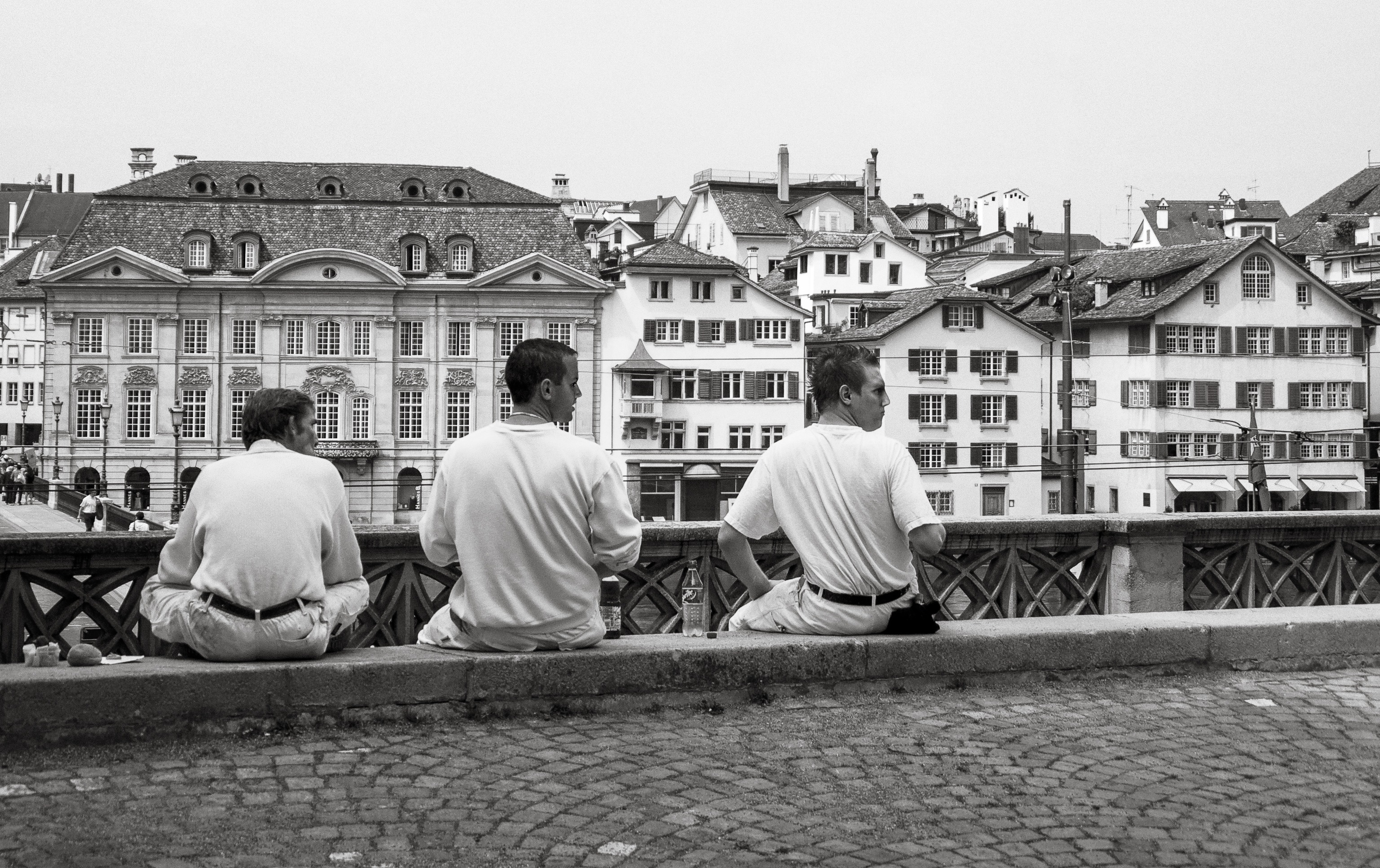 rear view, nature, group of people, urban, architecture, lifestyles, real people, people, shutters, buildings, guys, walkway, city, women, curb, cobblestone, HD Wallpaper