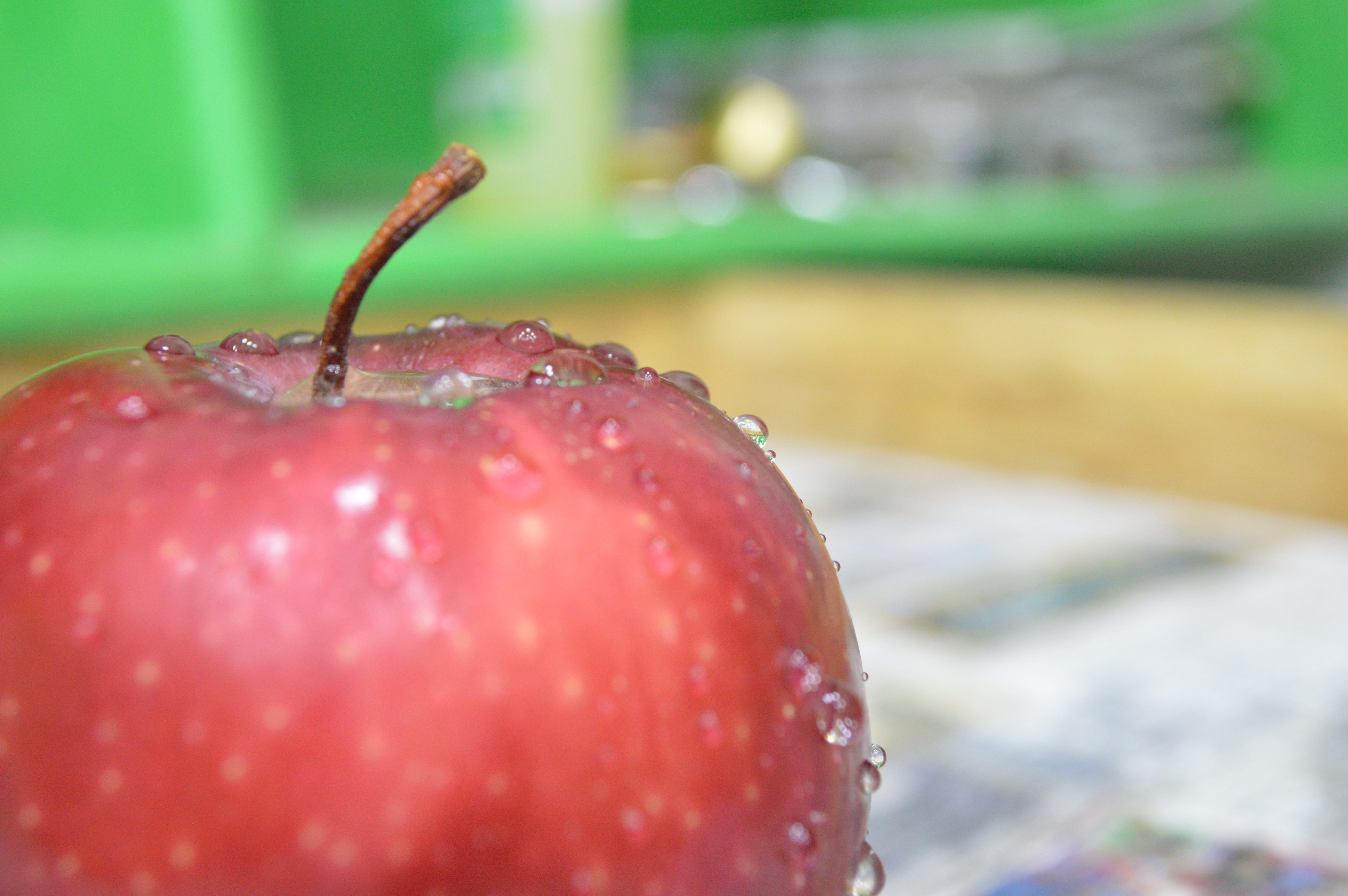 selective focus, outdoors, hate, focus on foreground, 5K, foundation, healthy eating, ripe, advertisement, water, nature, fruit, apple - fruit, dew, close-up, HD Wallpaper