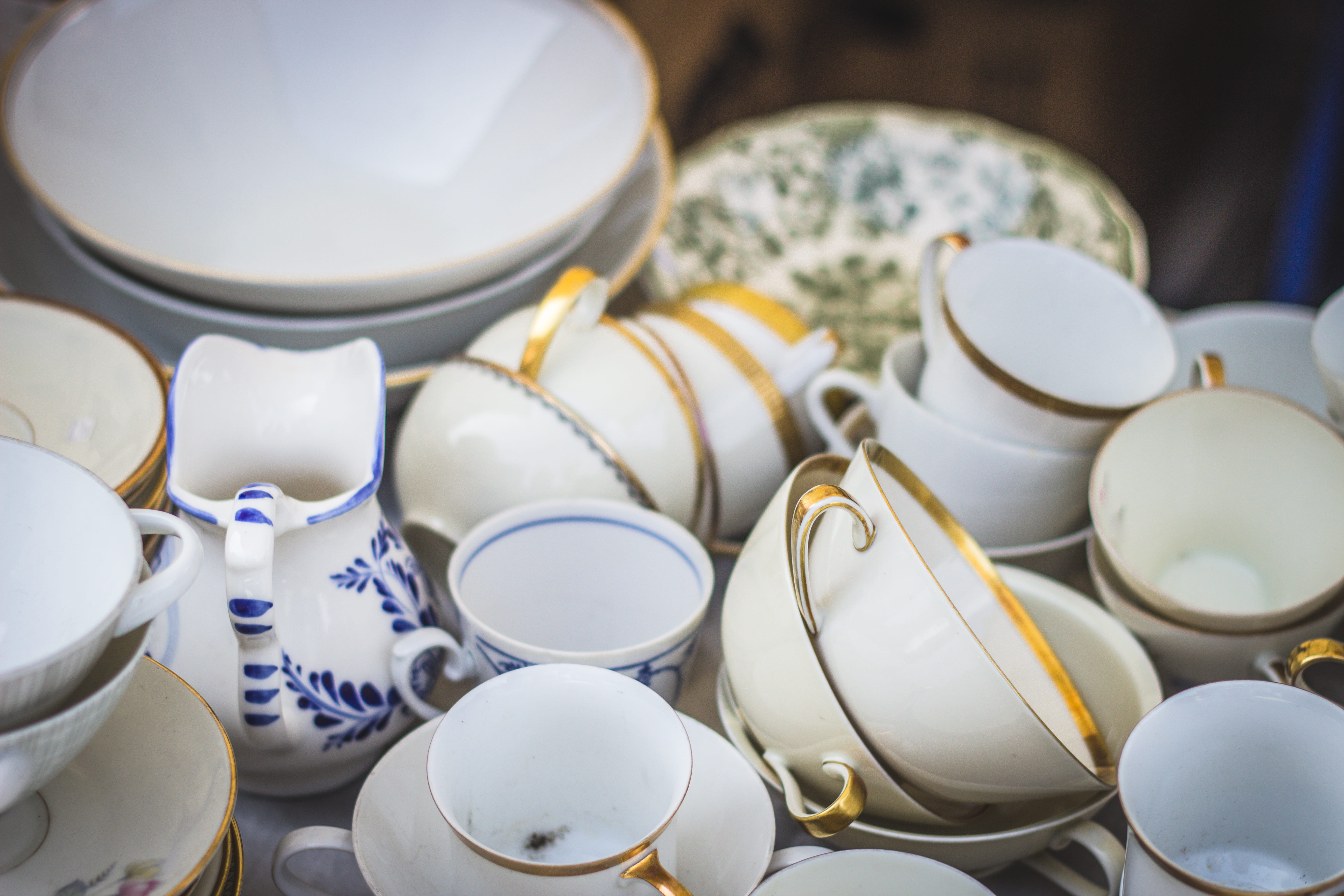 close-up, crockery, 5K, ceramics, choice, vintage, dish, no people, wares, high angle view, large group of objects, retro, plate, pile, group of objects, HD Wallpaper
