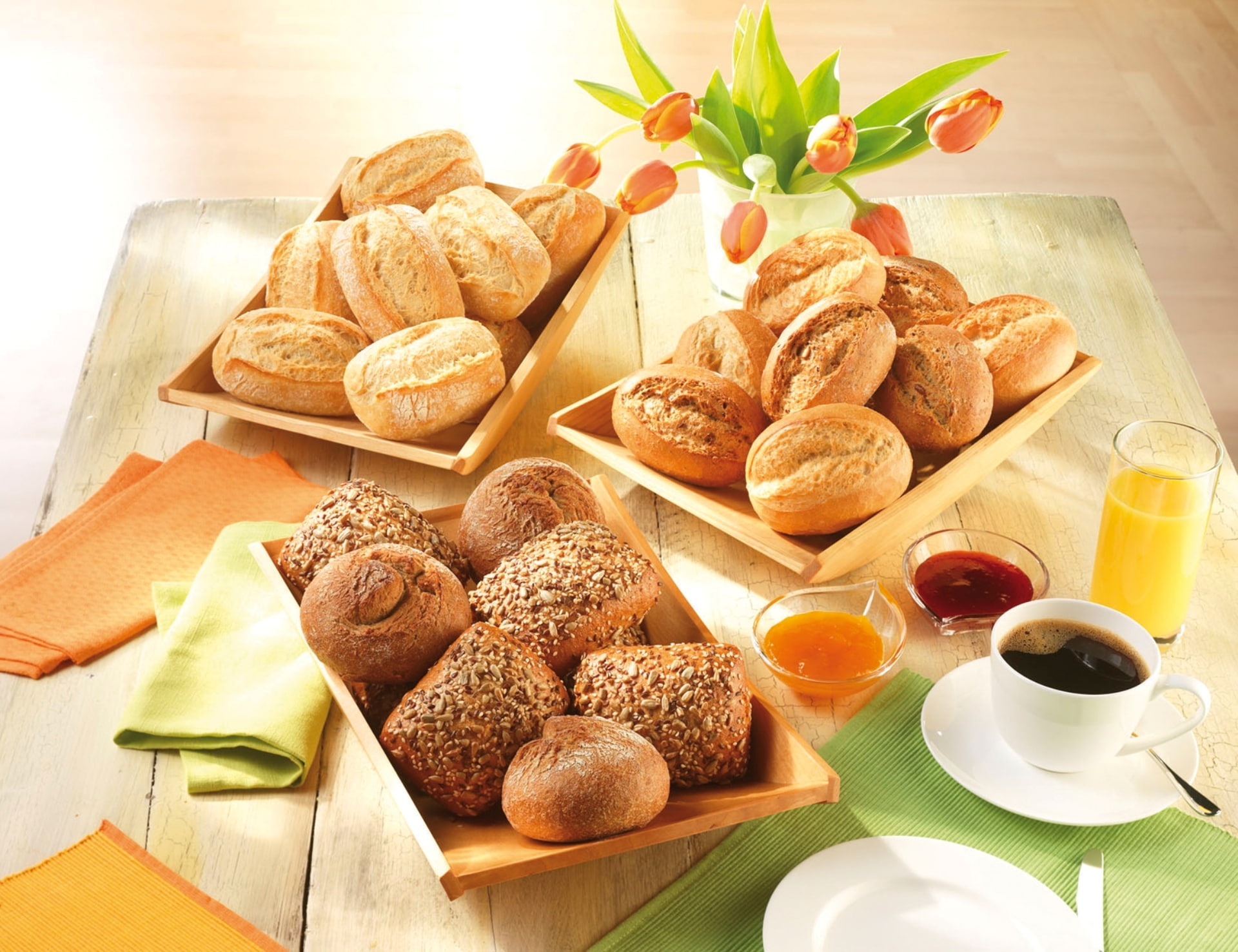 tulpani, wood - Material, french Culture, cultures, cakes, vase, table, pastry, juice, croissant, still life, bunch, meal, backgrounds, plate, Breakfast, HD Wallpaper
