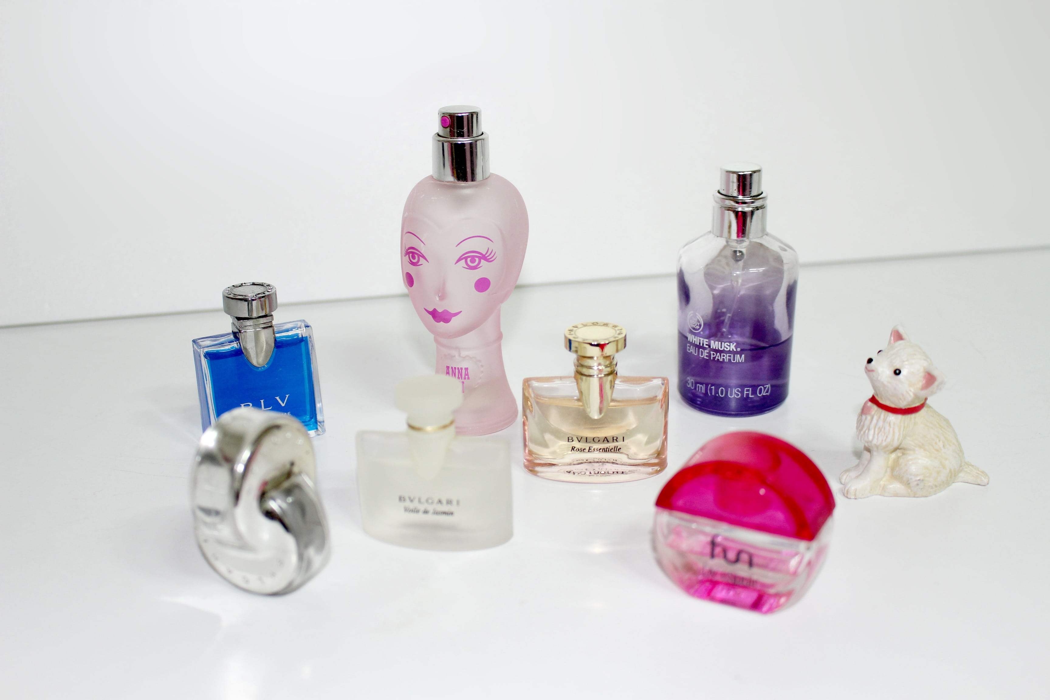 glass - material, still life, fragrance, perfume, 2K, eseuppuah, indoors, ornament, soap dispenser, plastic, variation, anna, no people, body care, bottles, HD Wallpaper