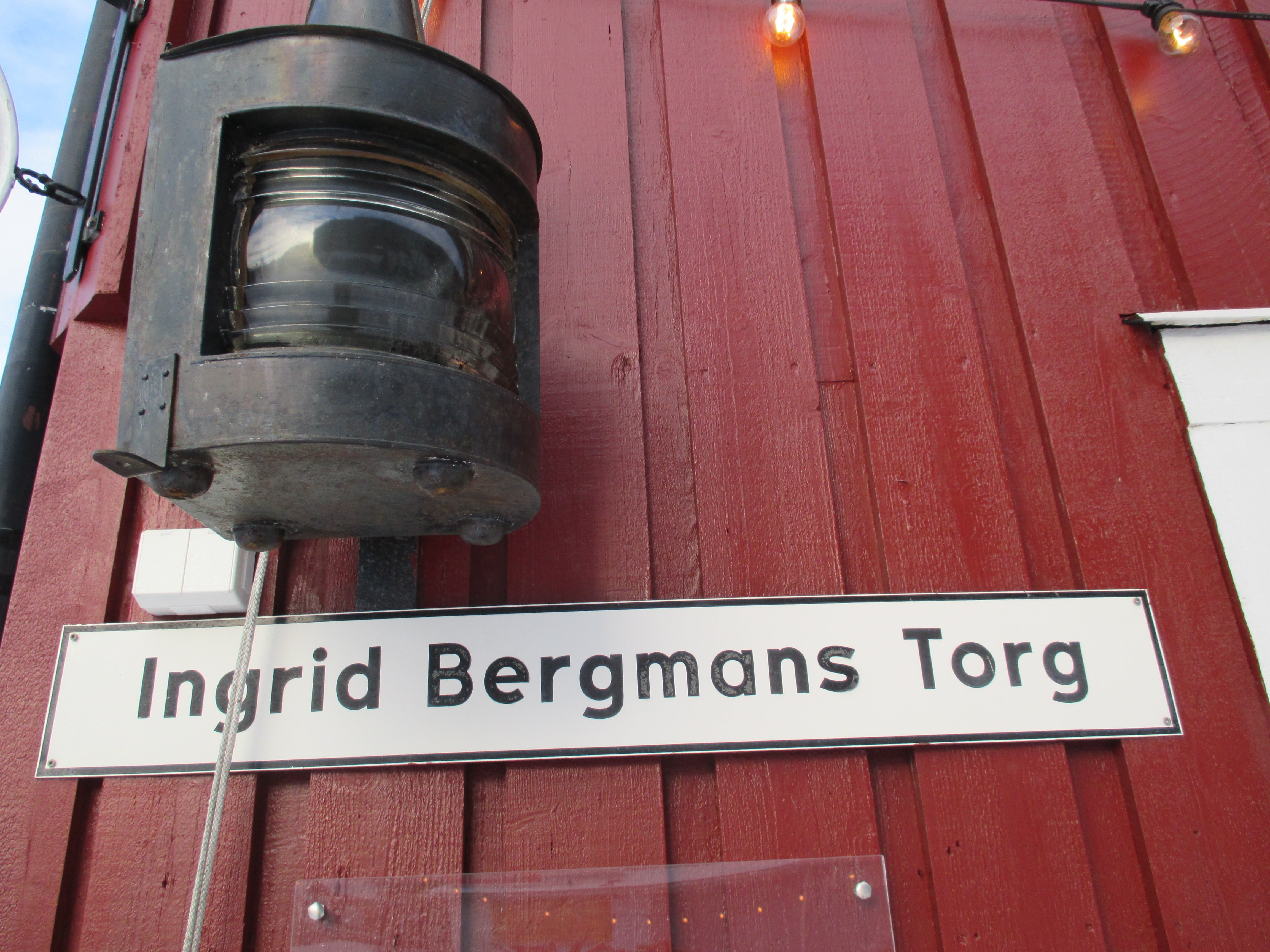 100 year celebration, red, outdoors, ingrid bergman, fjällbacka, guidance, script, information, built structure, 4K, metal, information sign, communication, HD Wallpaper