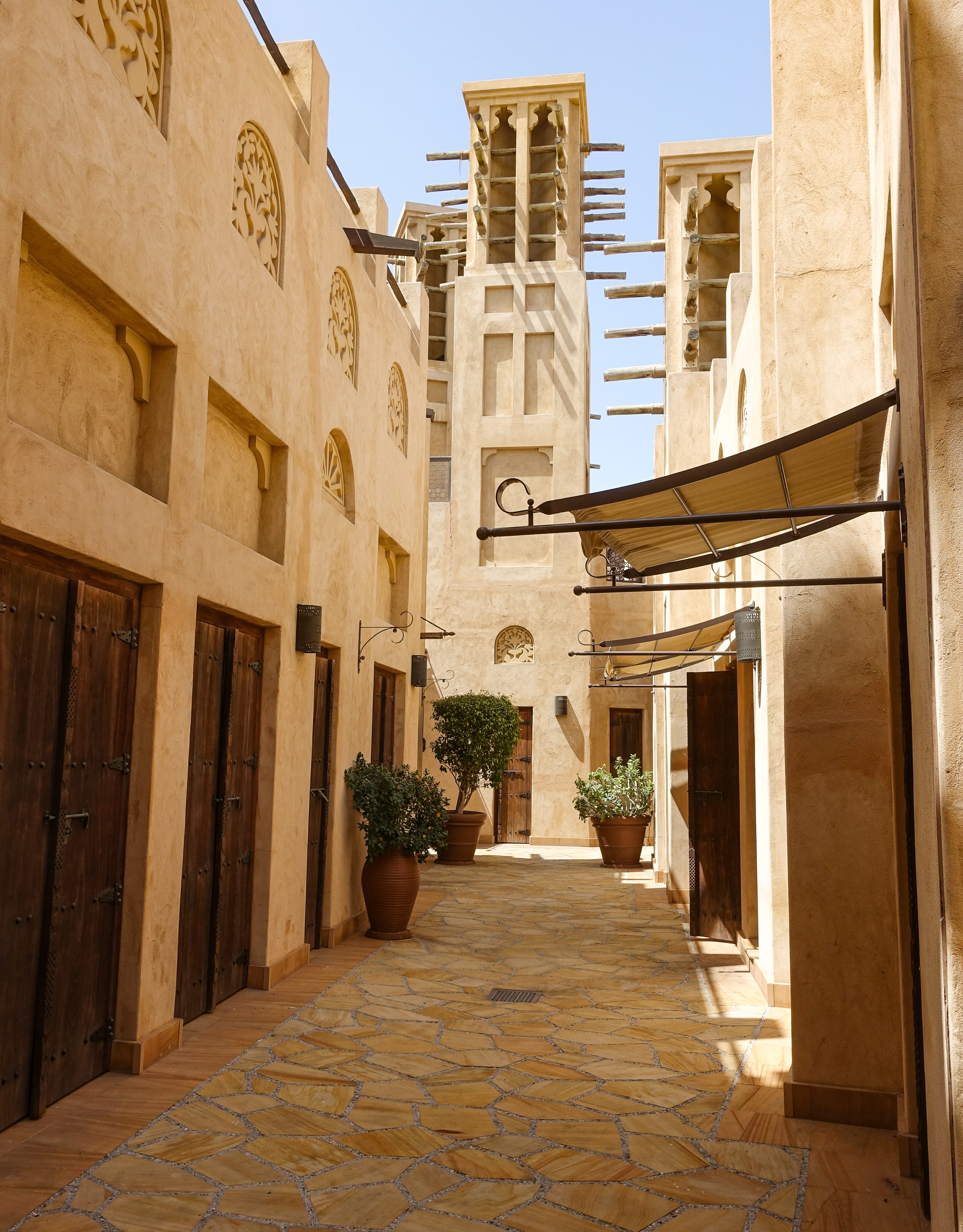 door, built structure, direction, sky, madinat, vacation, souk, architectural column, paint, narrow, alley], green, holiday, outdoors, alley, day, daytime, Phone HD Wallpaper