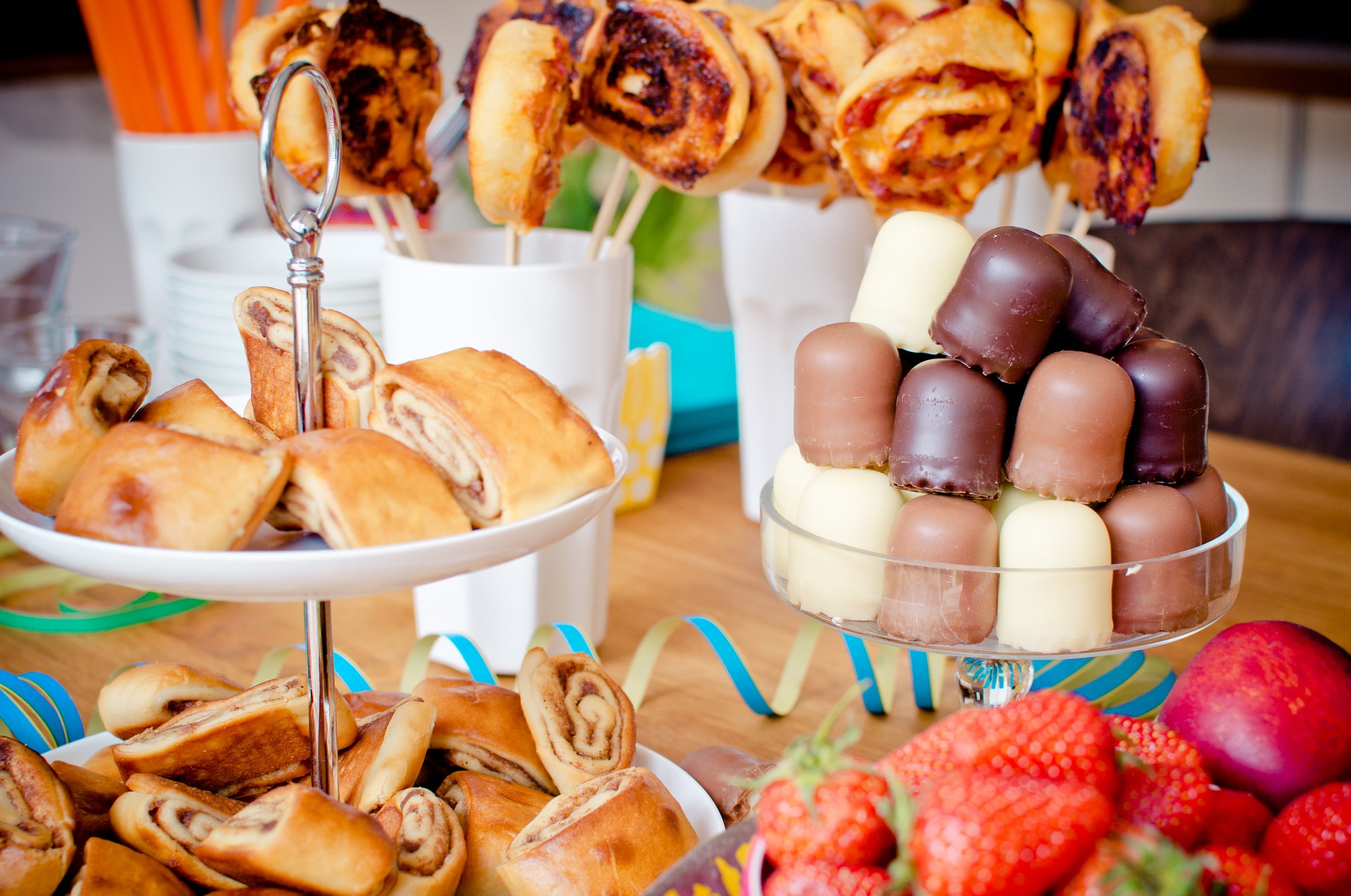 bowl, pastry, treat, no people, pizza snail, delicacy, childrens birthday, nibble, snack, plate, healthy eating, wellbeing, small cakes, pastries, gourmet, HD Wallpaper